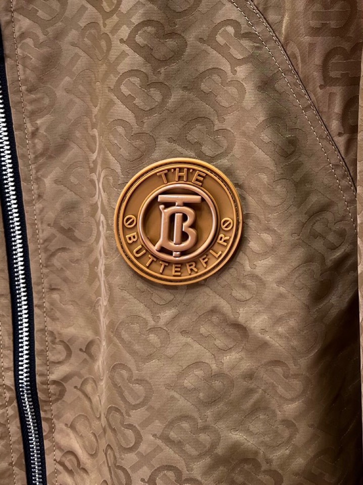 Burberry巴宝莉秋冬新品，时尚休闲棒球领夹克外套，同步有售，原单狠货，采用进口原版面料，提花工艺字