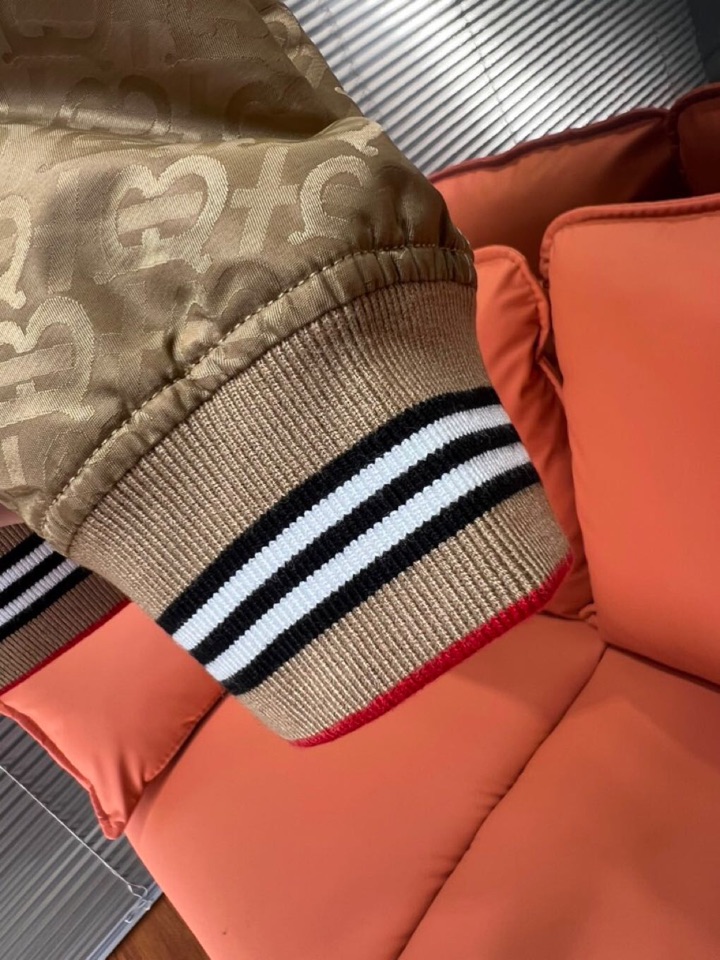 Burberry巴宝莉秋冬新品，时尚休闲棒球领夹克外套，同步有售，原单狠货，采用进口原版面料，提花工艺字