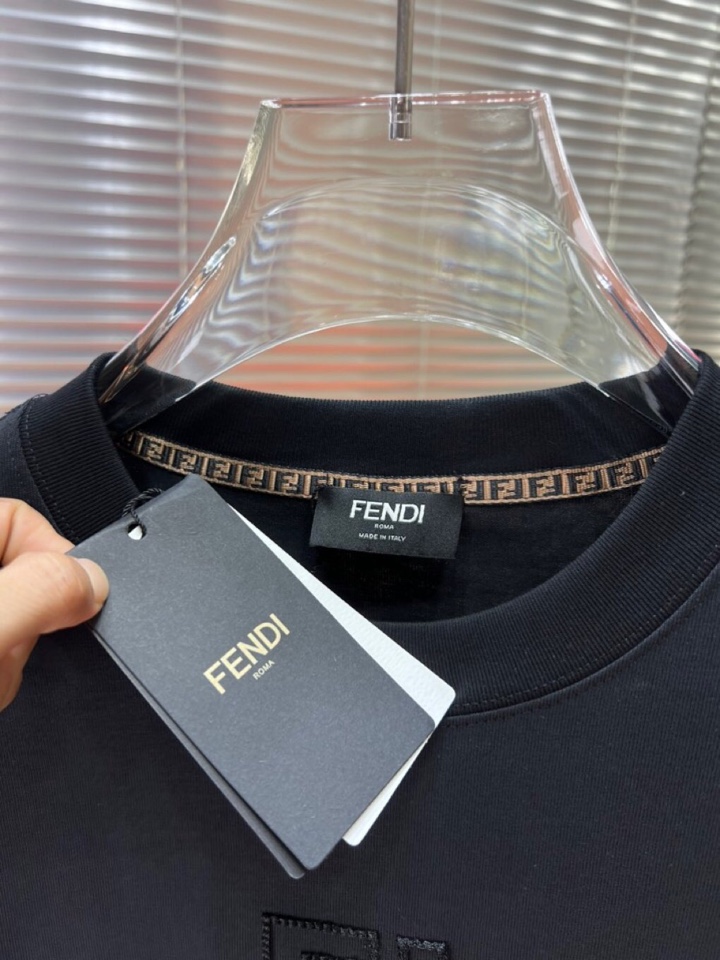 FENDI 芬迪2025新款圆领长袖T恤，男女同款情侣款，定制280克重纯棉面料，定染32支双股螺纹、领