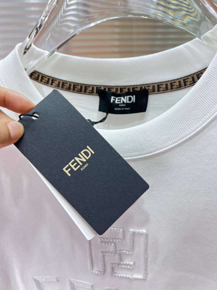 FENDI 芬迪2025新款圆领长袖T恤，男女同款情侣款，定制280克重纯棉面料，定染32支双股螺纹、领
