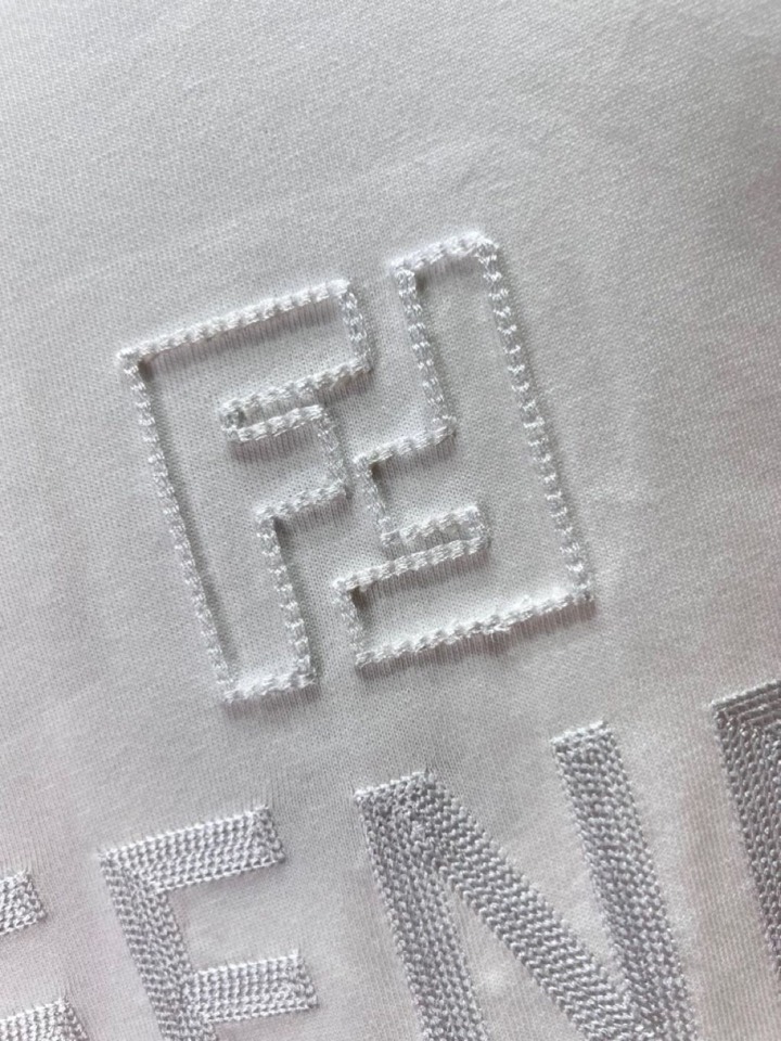 FENDI 芬迪2025新款圆领长袖T恤，男女同款情侣款，定制280克重纯棉面料，定染32支双股螺纹、领