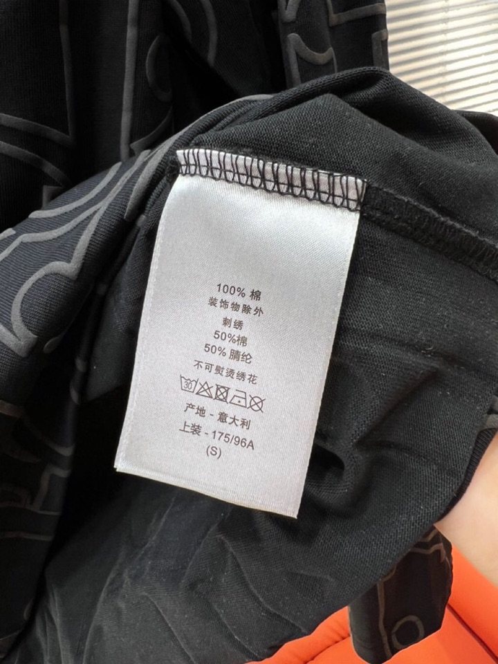 Dior 迪奥2025新款圆领长袖T恤，男女同款情侣款，数码植绒发泡字母logo·定制280克重纯棉面料