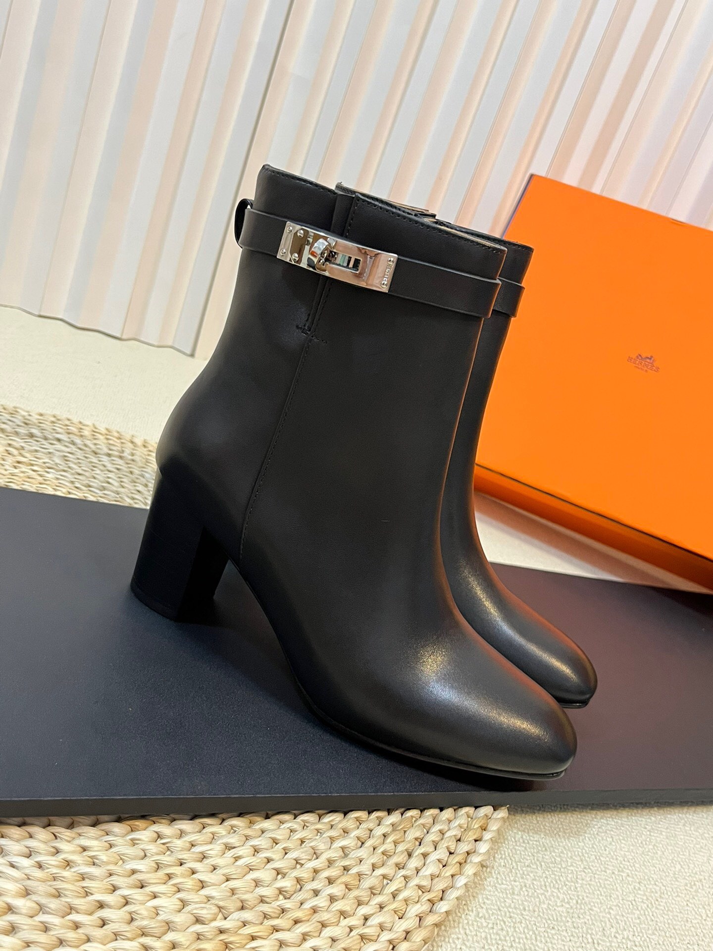 NO:629853,, H family’s new autumn and winter short boots!  Classic boot shape + British retro design. Jindian basic short boots, fashionable and versatile...endearing!  Simple brand hardware buckle embellishment, simple and elegant, fashionable autumn and winter new short boots & calfskin material, high-end and texture, size 35-40 (41 customized), boots, boots, cowhide19860909,H家秋冬新品短靴！经典靴型+英伦复古设计 金典基础款短靴,时尚又百搭……耐看！ 简单的品牌五金扣点缀,简单大方,时髦秋冬新款短靴＆ 小牛皮材质,高级有质感 size 35-40（41定做）,靴子,boots,cowhide,Women's Shoes