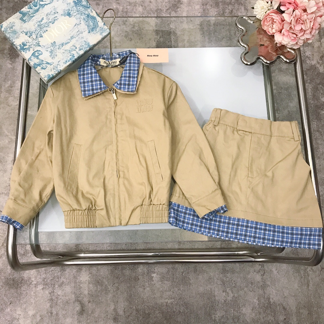 NO:575416,[Available now] Miumiu limited series [blue plaid collar splicing jacket, jacket, denim skirt] Exquisite splicing element design Retro gold zipper pull button logo engraved Soft and comfortable, skin-friendly and non-stitching, the upper body effect is excellent The princess's must-have artifact~ Size size--120-130-140-150 [CM] Counter packaging 10, clothes, miumiu, skirts, jackets & coats, jackets & coats,19860909【现货发】  Miumiu 限定系列【蓝色格子纹领口拼接夹克外套牛仔半裙】精致拼接元素设计 复古金色拉链头纽扣logo刻字 柔顺舒适 亲肤不扎 上身效果极好 公主的必备神器～  size尺码--120-130-140-150【CM】 专柜包装10,衣服,miumiu,skirts,jackets & coats,jackets & coats,,Children's