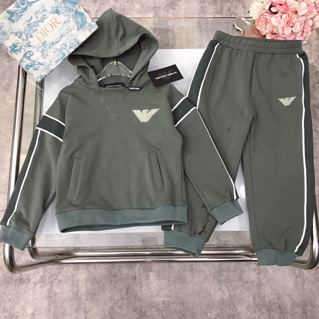 NO:579162,[Ready stock] Size - ARMAN* Autumn new [hooded pullover sweatshirt and trousers] suitable for both male and female babies. Soft and delicate sweatshirt cotton with embroidered LOGO on the chest. Made of 320g terry cotton fabric. Soft and comfortable. Simple and fashionable. Craftsmanship superimposed. Visible high quality. Super stylish and good-looking. Color dark green size-120-130-140-150-[CM]  Complete package of 10, clothes, armani, hoodie, sweatshirts, hats,19860909【现货发】  尺寸-  ARMAN* 秋季新款【连帽套头卫衣长裤】男女宝宝均穿 柔软细腻卫衣棉搭配胸前刺绣LOGO标志 采用克重320g毛圈纯棉面料材质制作 柔软舒适 简约时尚 工艺叠加 看得见的高品质 超级有型又好看 颜色墨绿色 size-120-130-140-150-【CM】 全套包装10,衣服,armani,hoodie,sweatshirts,hats,,Children's