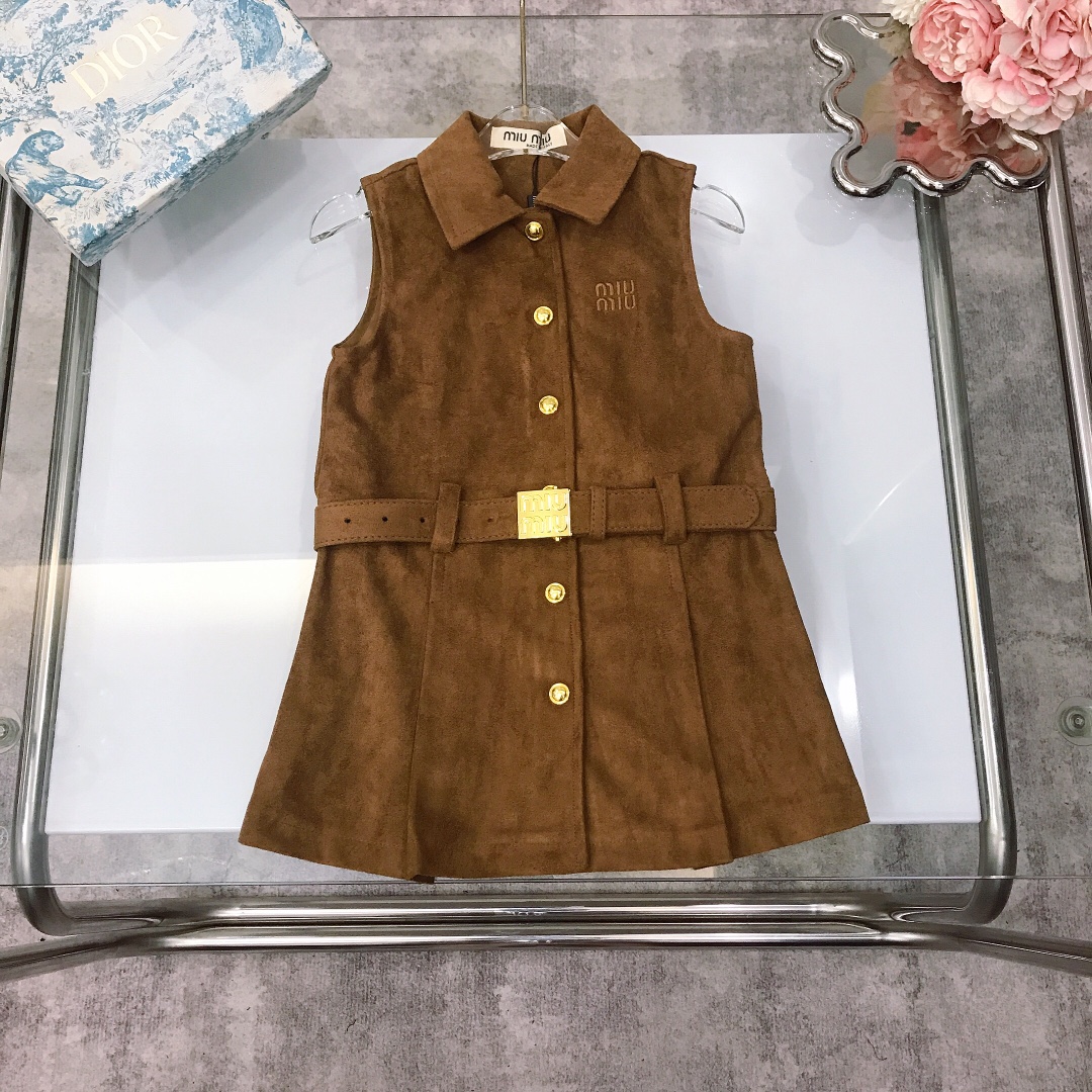 NO:579151,[Ready stock] MIUMIU velvet, soft and delicate suede vest dress, small lapel design, hardware metal button design, matching three-dimensional MIU embroidery logo on the left chest, elastic waist design ~ the fabric is super soft and delicate, and feels super good!  Matching the whole upper body, it has a high-end temperament. High version quality. Simple and elegant style. The upper body is very good-looking. The shape is awesome. The color is brown. Size--120-130-140-150 [CM]. Counter packaging 10, clothes, miumiu, skirts, chamois leather,19860909【现货发】  MIUMIU 丝绒柔软细腻麂皮背心裙 小翻领设计 五金金属排扣设搭配左胸胸口立体MIU刺绣logo,腰部松紧收腰设计～面料超级柔软细腻,手感超好！搭配整套上身气质高级感十足高版本质量 简单大方款式 上身非常好看 版型超赞 颜色棕色 size--120-130-140-150【CM】  专柜包装10,衣服,miumiu,skirts,chamois leather,,Children's