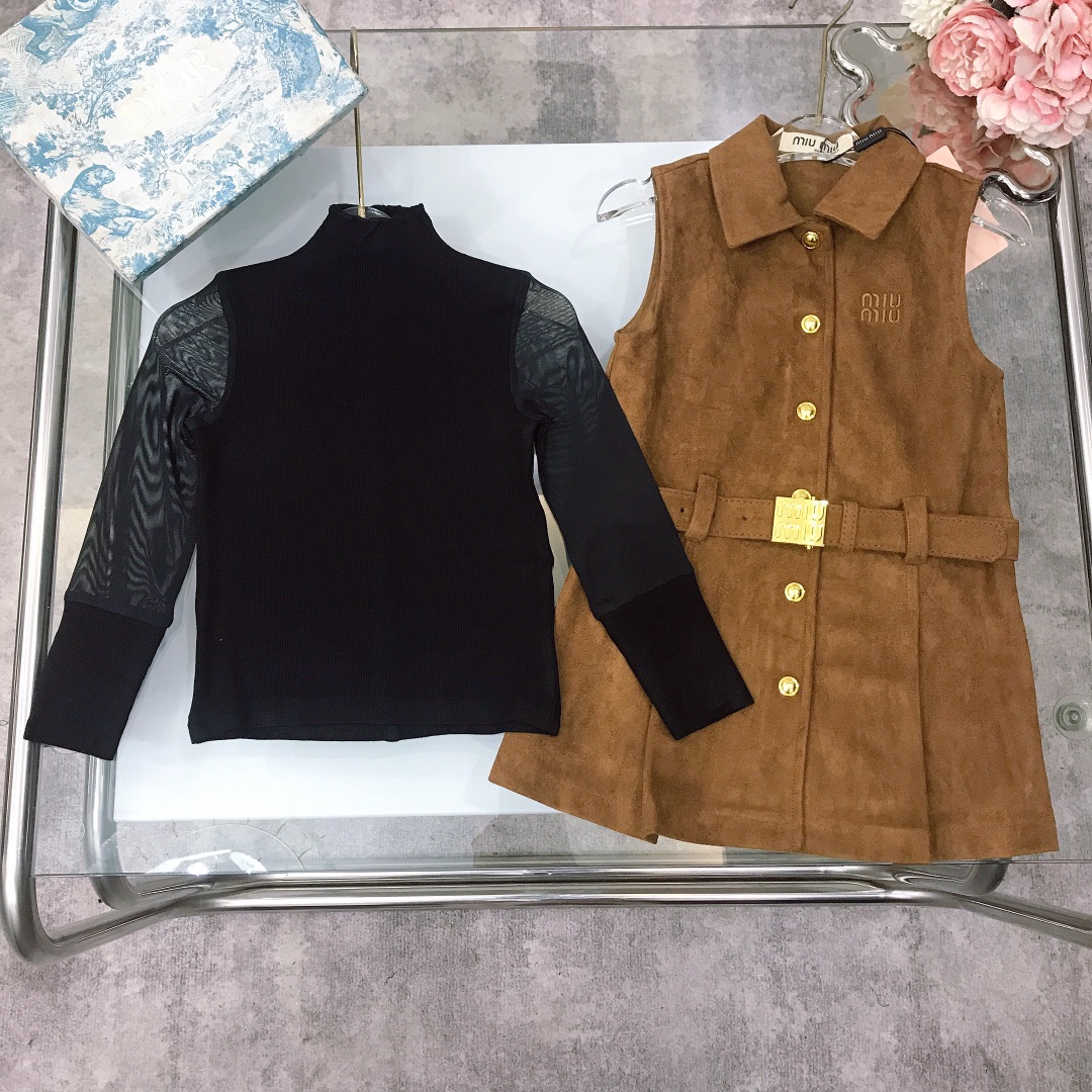 NO:579147,[Ready stock] MIUMIU girls' skirt [soft and delicate bottoming shirt velvet suede tank top] Half turtleneck bottoming shirt. The fabric is super soft and delicate. The sleeves are hollow mesh and matched with the autumn exclusive Demera style brown tank top. The waist is made with a metal buckle belt to tighten the waist ~ the fabric is super soft and delicate, and feels great!  Matching the whole upper body, it has a high-end temperament. High version quality. Simple and elegant style. The upper body is very good-looking. The shape is awesome. The color is brown. Size--120-130-140-150 [CM]. Counter packaging 10, clothes, miumiu, skirts, chamois leather,19860909【现货发】  MIUMIU 女童套裙【柔软细腻打底衫丝绒麂皮背心裙】半高领打底衫 面料超柔软细腻 袖子镂空网纱搭配秋天专属德美拉风棕色系背心裙 腰部金属扣腰带收腰打造～面料超级柔软细腻,手感超好！搭配整套上身气质高级感十足高版本质量 简单大方款式 上身非常好看 版型超赞 颜色棕色 size--120-130-140-150【CM】  专柜包装10,衣服,miumiu,skirts,chamois leather,,Children's