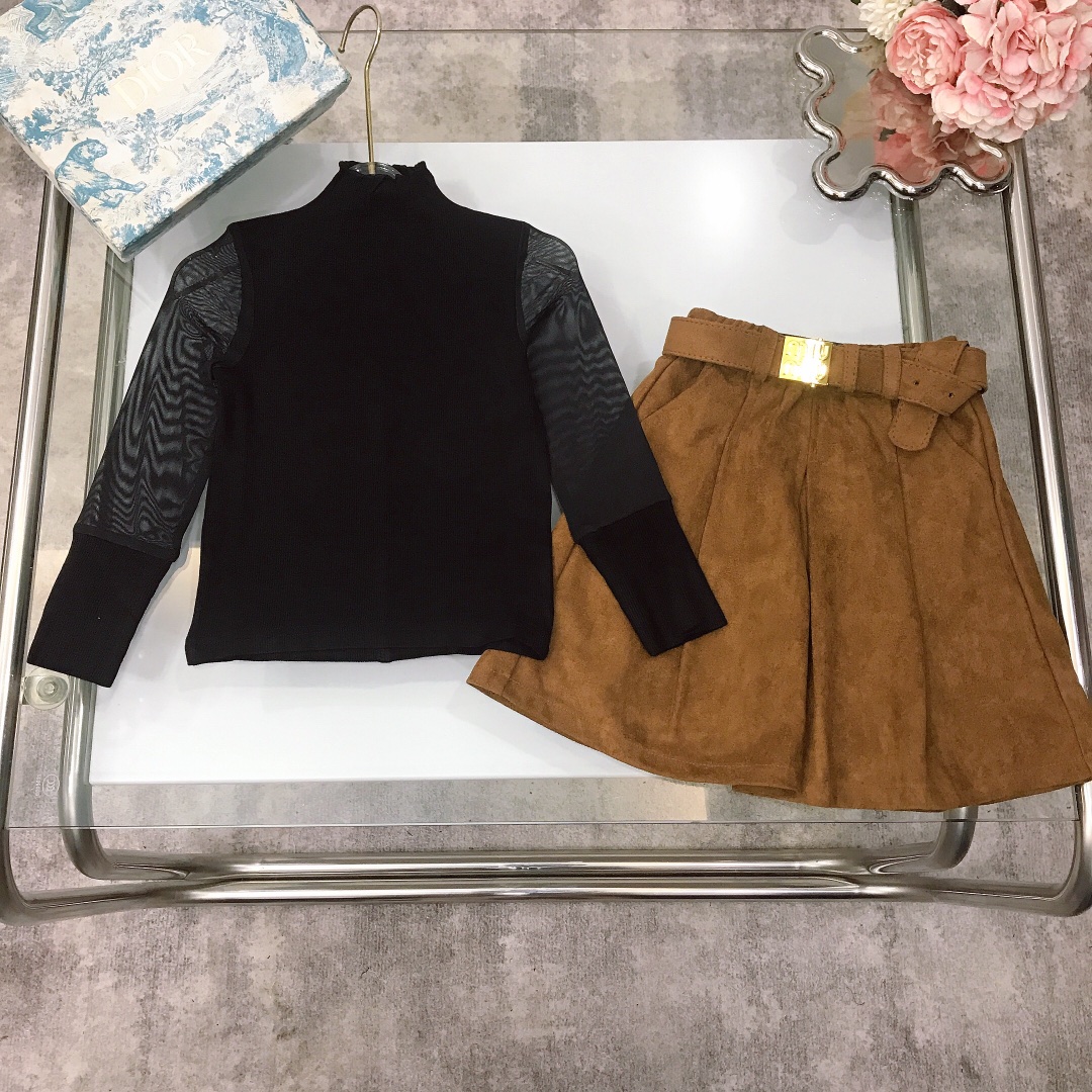 NO:579143,[Ready stock] MIUMIU girls' skirt [soft and delicate bottoming shirt, velvet suede pleated knee skirt] Half turtleneck bottoming shirt. The fabric is super soft and delicate. The sleeves are hollow mesh and matched with autumn-exclusive Demera style brown pleated skirt. The waist is made with a metal buckle belt to tighten the waist ~ the fabric is super soft and delicate, and feels super good!  Matching the whole upper body, it has a high-end temperament. High version quality. Simple and elegant style. The upper body is very good-looking. The shape is awesome. The color is brown. Size--120-130-140-150 [CM]. Counter packaging 10, clothes, miumiu, skirts, chamois leather,19860909【现货发】  MIUMIU 女童套裙【柔软细腻打底衫丝绒麂皮百褶膝盖裙】半高领打底衫 面料超柔软细腻 袖子镂空网纱搭配秋天专属德美拉风棕色系百褶裙 腰部金属扣腰带收腰打造～面料超级柔软细腻,手感超好！搭配整套上身气质高级感十足高版本质量 简单大方款式 上身非常好看 版型超赞 颜色棕色 size--120-130-140-150【CM】  专柜包装10,衣服,miumiu,skirts,chamois leather,,Children's
