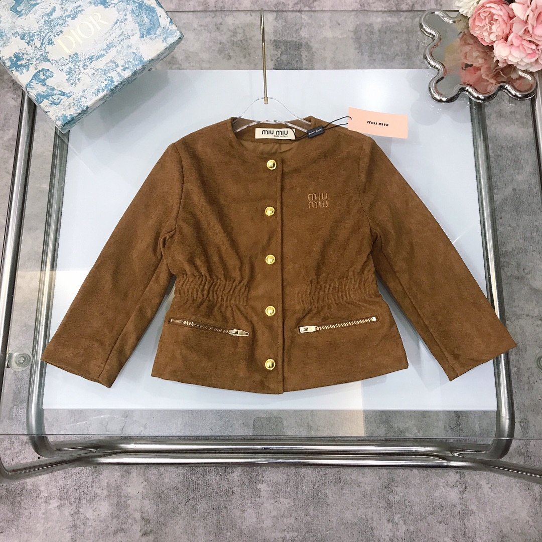 NO:579138,[Ready stock] MIUMIU velvet, soft and delicate suede small jacket, round neckline with open placket, hardware metal button design with zipper pockets, three-dimensional MIU embroidery logo on the left chest, elastic waist design ~ the fabric is super soft and delicate, and feels great!  Matching the whole upper body, it has a high-end temperament. High version quality. Simple and elegant style. The upper body is very beautiful. The shape is awesome. The color is brown. Size--120-130-140-150 [CM]. Counter packaging 10, clothes, miumiu, jackets & coats, chamois leather,19860909【现货发】  MIUMIU 丝绒柔软细腻麂皮小外套 圆领口开门襟,五金金属排扣设计搭配拉链口袋,左胸胸口立体MIU刺绣logo,腰部松紧收腰设计～面料超级柔软细腻,手感超好！搭配整套上身气质高级感十足高版本质量 简单大方款式 上身非常好看 版型超赞 颜色棕色 size--120-130-140-150【CM】  专柜包装10,衣服,miumiu,jackets & coats,chamois leather,,Children's