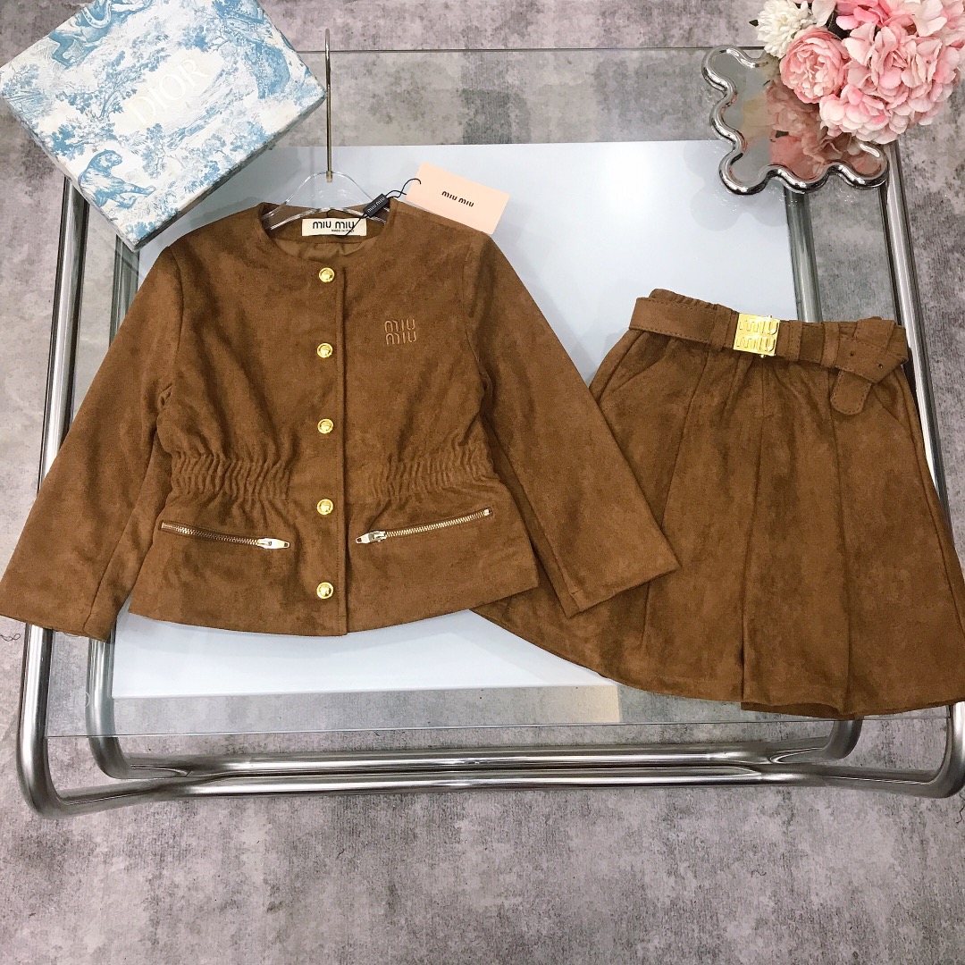 NO:579133,[Ready stock] MIUMIU girls' skirt [Velvet suede mini jacket pleated knee skirt] round neckline with open placket, hardware metal button design with zipper pockets, three-dimensional MIU embroidery logo on the left chest, paired with the same series of pleated skirt, metal buckle belt at the waist to tighten the waist ~ the fabric is super soft and delicate, and feels super good!  Matching the whole upper body, it has a high-end temperament. High version quality. Simple and elegant style. The upper body is very beautiful. The shape is awesome. The color is brown. Size--120-130-140-150 [CM]. Counter packaging 10, clothes, miumiu, skirts, jackets & coats, chamois leather,19860909【现货发】  MIUMIU 女童套裙【丝绒麂皮小外套百褶膝盖裙】圆领口开门襟,五金金属排扣设计搭配拉链口袋,左胸胸口立体MIU刺绣logo 搭配同系百褶裙 腰部金属扣腰带收腰打造～面料超级柔软细腻,手感超好！搭配整套上身气质高级感十足高版本质量 简单大方款式 上身非常好看 版型超赞 颜色棕色 size--120-130-140-150【CM】  专柜包装10,衣服,miumiu,skirts,jackets & coats,chamois leather,,Children's