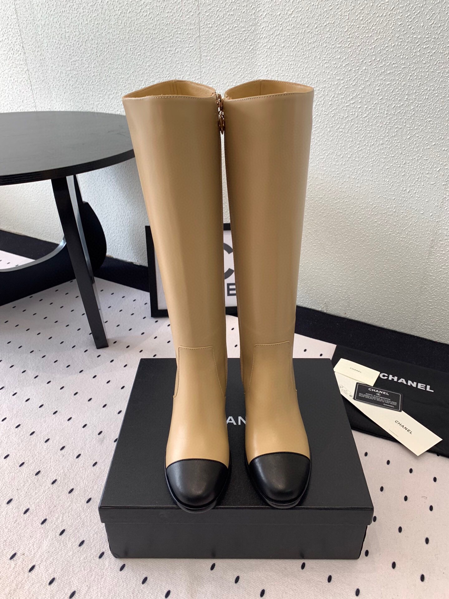 NO:533690,Chanel new autumn and winter boots top version must-have items for this season's autumn and winter. Xiaohongshu's strong promotion style must-have original mold opening hardware buckle imported calfskin upper wool footbed heel height 5cm Italian leather sole Size: 35-39 (customized for 40/41), boots, chanel, boots, cowhide, Leather soles19860909Chanel新款秋冬长靴 顶级版本 本季秋冬季必备单品 小红书力推款时髦精必备 原版开模五金扣 进口小牛皮鞋面 羊毛垫脚 跟高5cm 意大利真皮大底 Size:35-39（40/41订做）,靴子,chanel,boots,cowhide,Leather soles,Women's Shoes