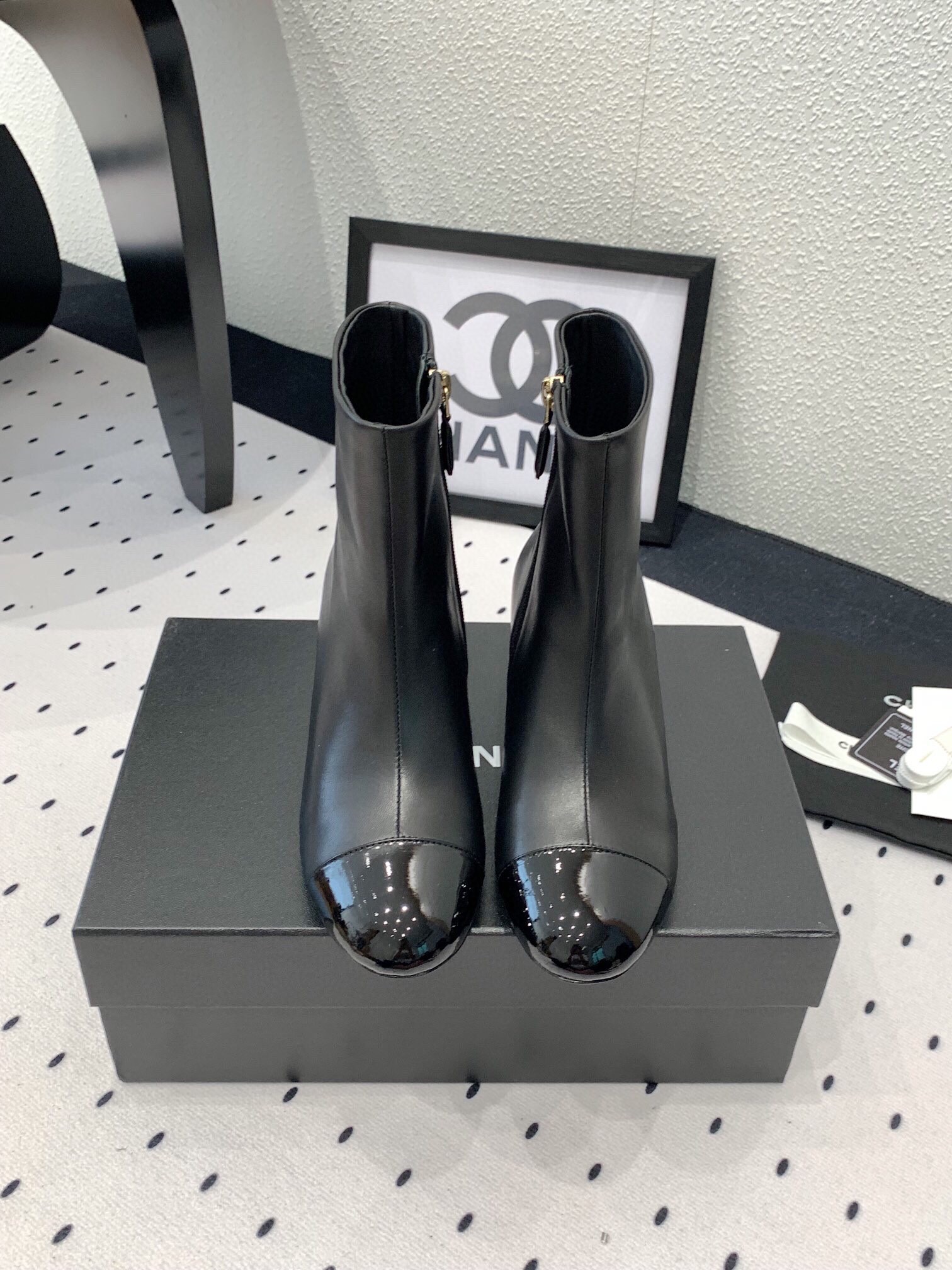 NO:533693,Chanel new autumn and winter short boots, high version, continues the classic combination of Xiaoxiang, retro and fashionable and versatile, imported cowhide upper, sheepskin footbed, heel height 5cm, original leather sole, Size35-39 (40 41 custom made, no return or exchange), boots, chanel, boots, cowhide, sheepskin, Leather soles19860909Chanel新款秋冬短靴 高版本 延续小香经典的搭配 复古又时髦百搭 进口牛皮鞋面 羊皮垫脚 跟高5cm 原版真皮大底 Size35-39 (40 41订做不退换),靴子,chanel,boots,cowhide,sheepskin,Leather soles,Women's Shoes