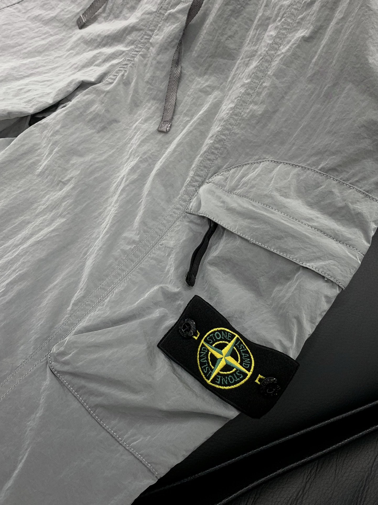 ，Stone Island石头岛，2025秋季最新款，专柜同步有售，原单狠货，爆款时尚休闲裤，进口原版面