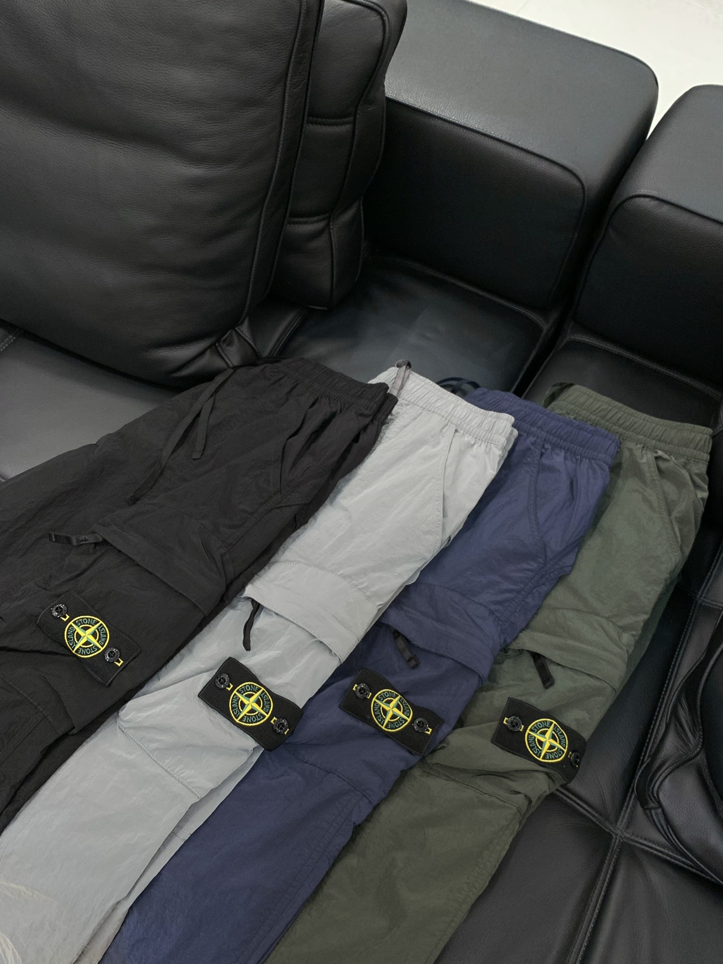 ，Stone Island石头岛，2025秋季最新款，专柜同步有售，原单狠货，爆款时尚休闲裤，进口原版面