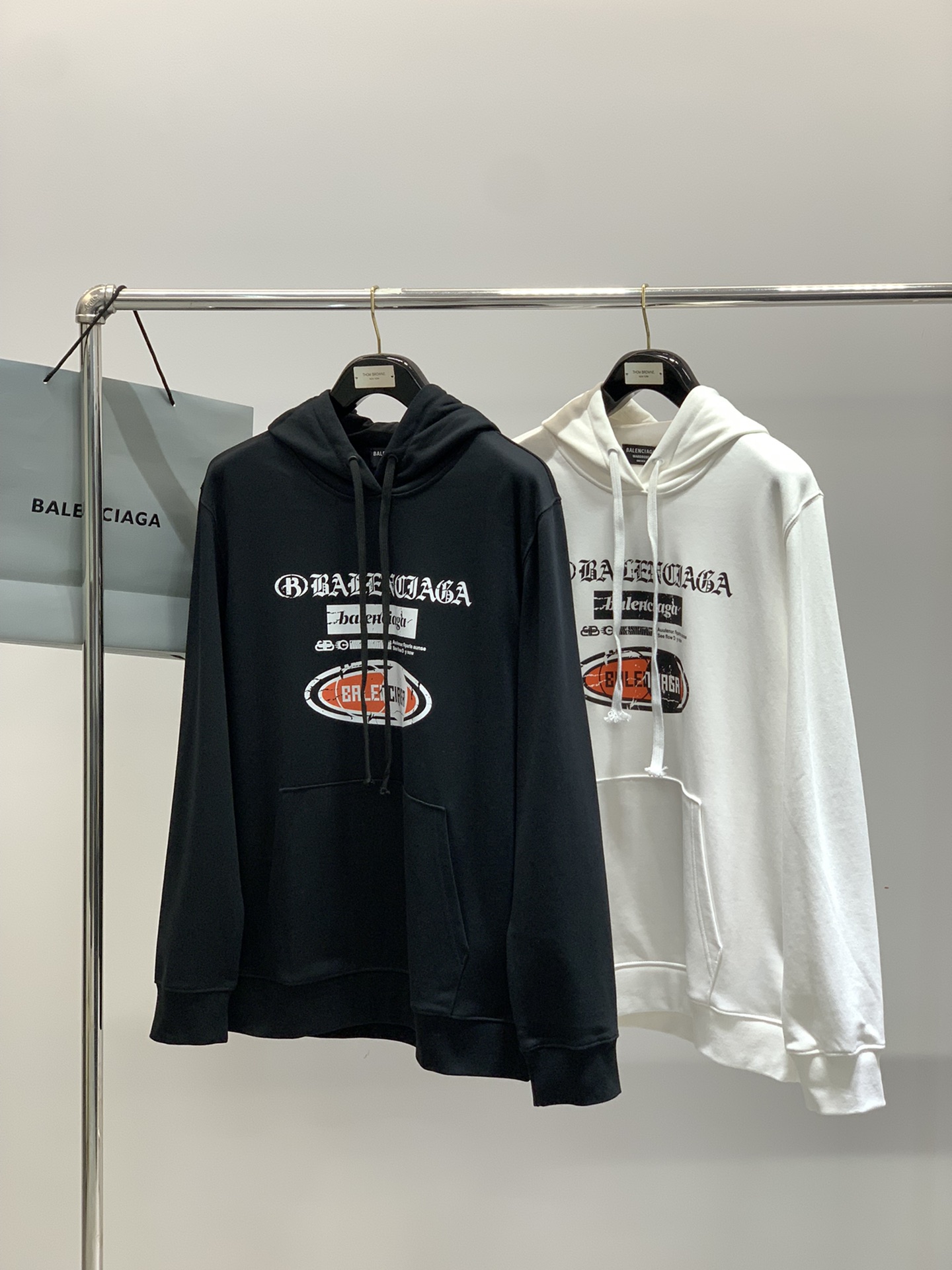 ，Balenciaga 巴黎世家，2025秋季最新款，专柜同步有售，原单狠货，爆款时尚休闲连帽卫衣，进口