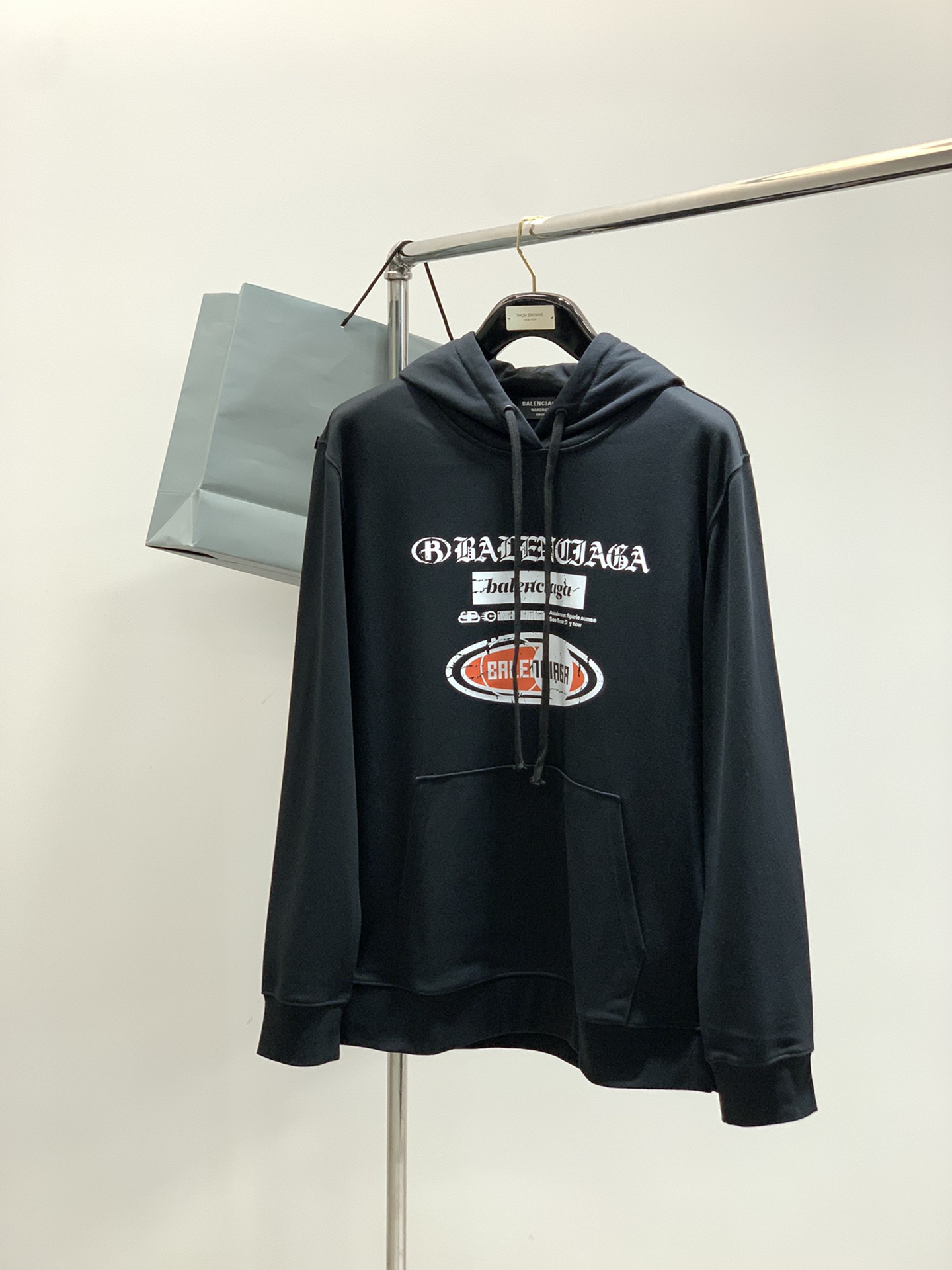 ，Balenciaga 巴黎世家，2025秋季最新款，专柜同步有售，原单狠货，爆款时尚休闲连帽卫衣，进口
