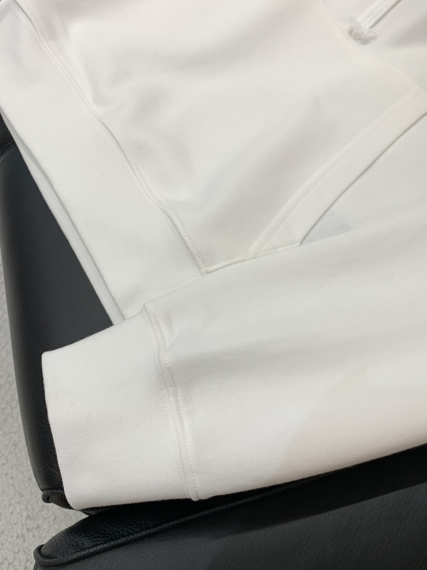 ，Balenciaga 巴黎世家，2025秋季最新款，专柜同步有售，原单狠货，爆款时尚休闲连帽卫衣，进口