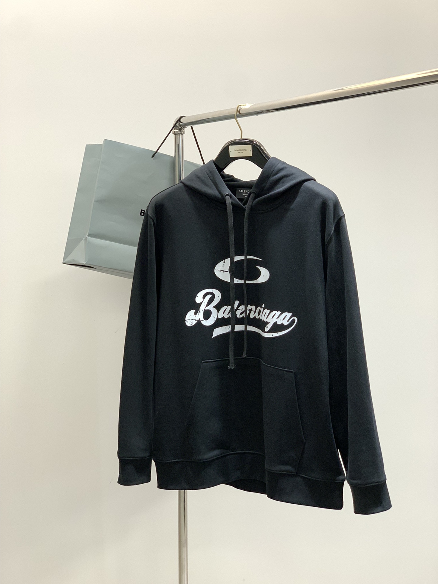 ，Balenciaga 巴黎世家，2025秋季最新款，专柜同步有售，原单狠货，爆款时尚休闲连帽卫衣，进口