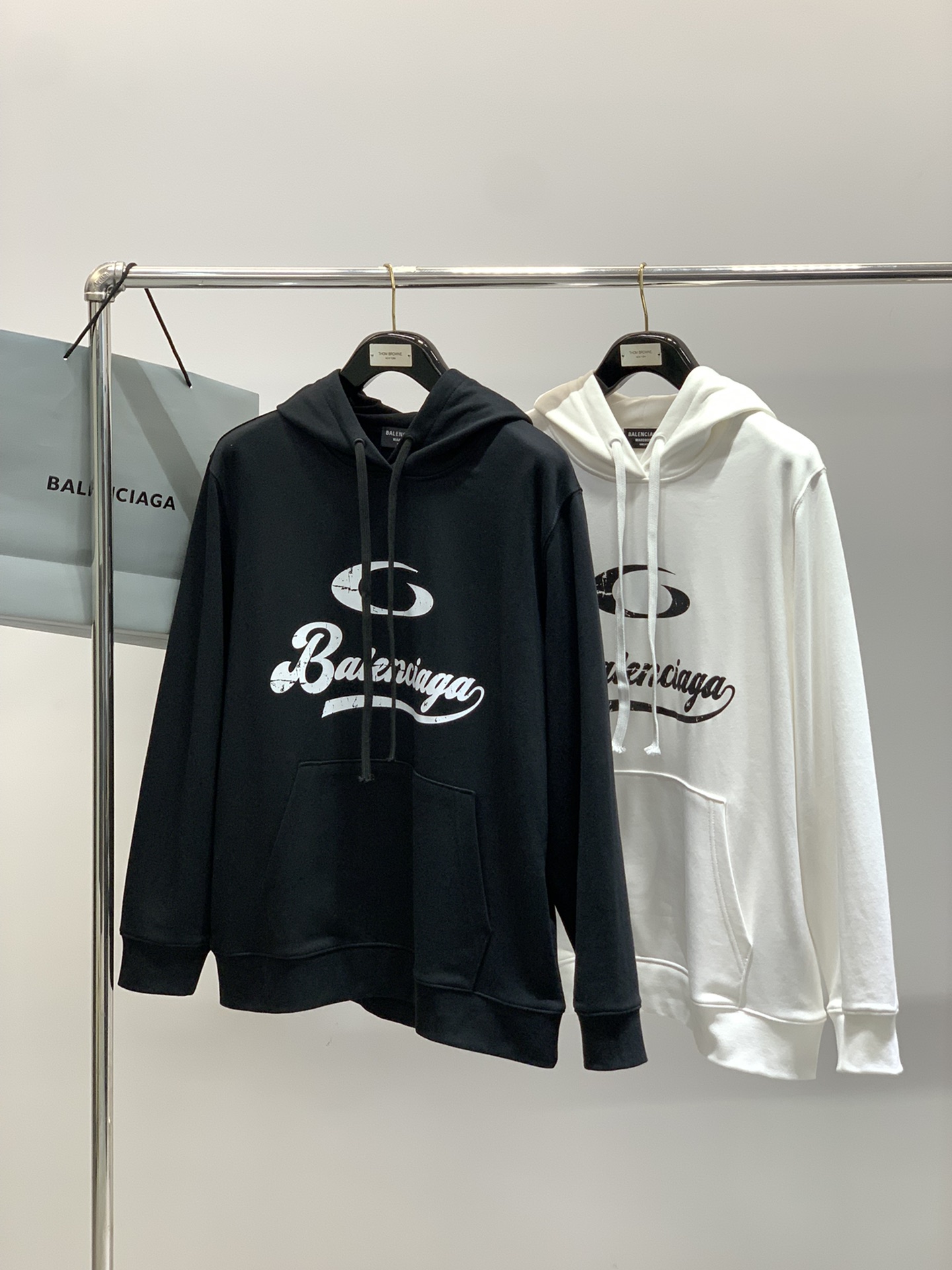 ，Balenciaga 巴黎世家，2025秋季最新款，专柜同步有售，原单狠货，爆款时尚休闲连帽卫衣，进口
