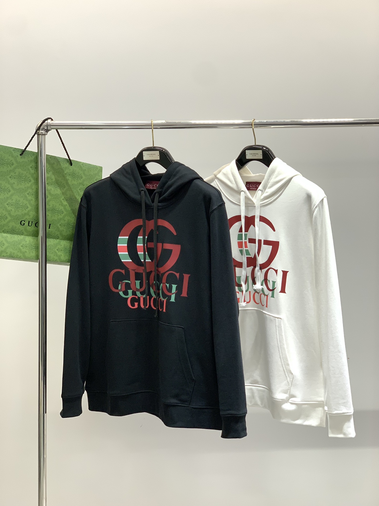，Gucci 古驰，2025秋季最新款，专柜同步有售，原单狠货，时尚休闲连帽卫衣，上身很有特点！吸睛而有