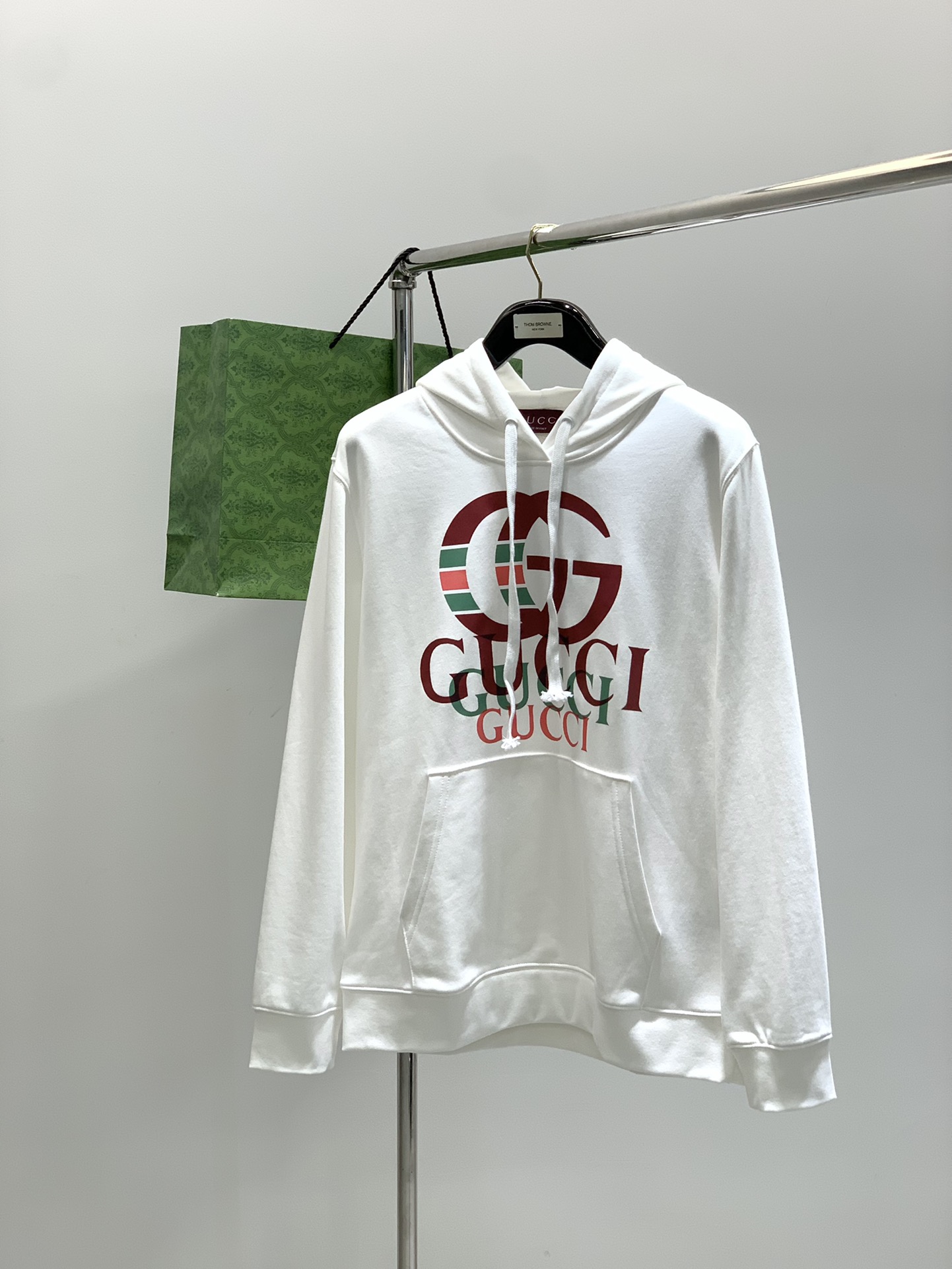 ，Gucci 古驰，2025秋季最新款，专柜同步有售，原单狠货，时尚休闲连帽卫衣，上身很有特点！吸睛而有