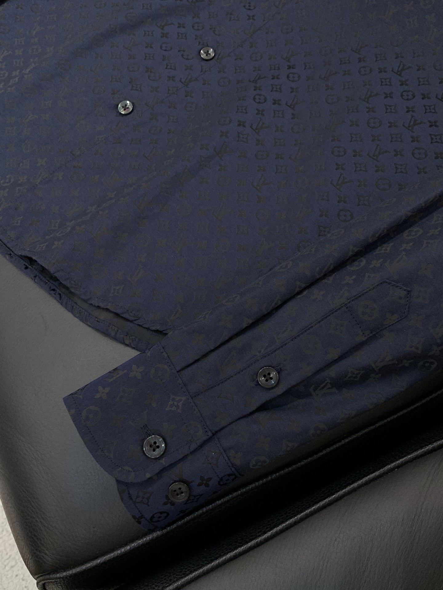 ，LouisVuitton 路易威登，2025秋季最新款，专柜同步有售，原单狠货，时尚休闲长袖衬衫，上身