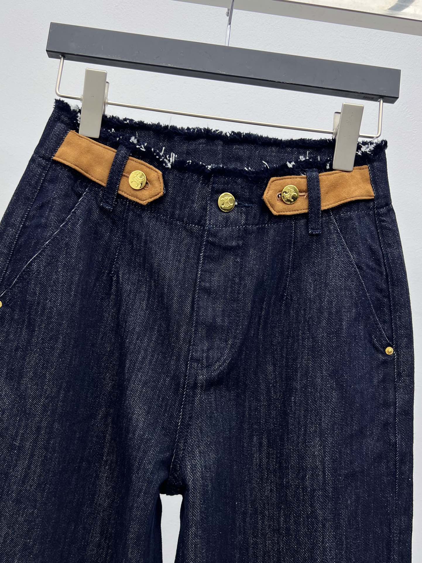 celin*金扣腰带阔腿裤选用棉质混纺原色牛仔面料打造高腰阔腿版型 利落剪裁打造流畅美感腰部饰以撞色皮标