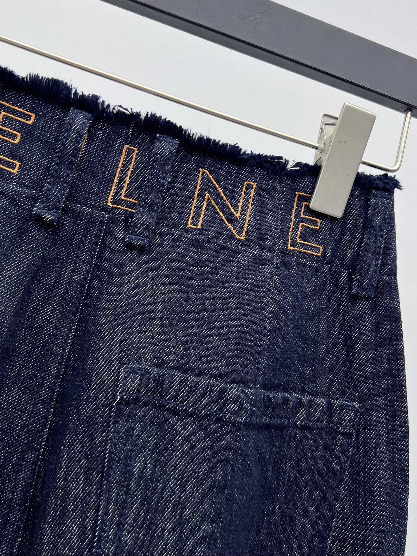 celin*金扣腰带阔腿裤选用棉质混纺原色牛仔面料打造高腰阔腿版型 利落剪裁打造流畅美感腰部饰以撞色皮标