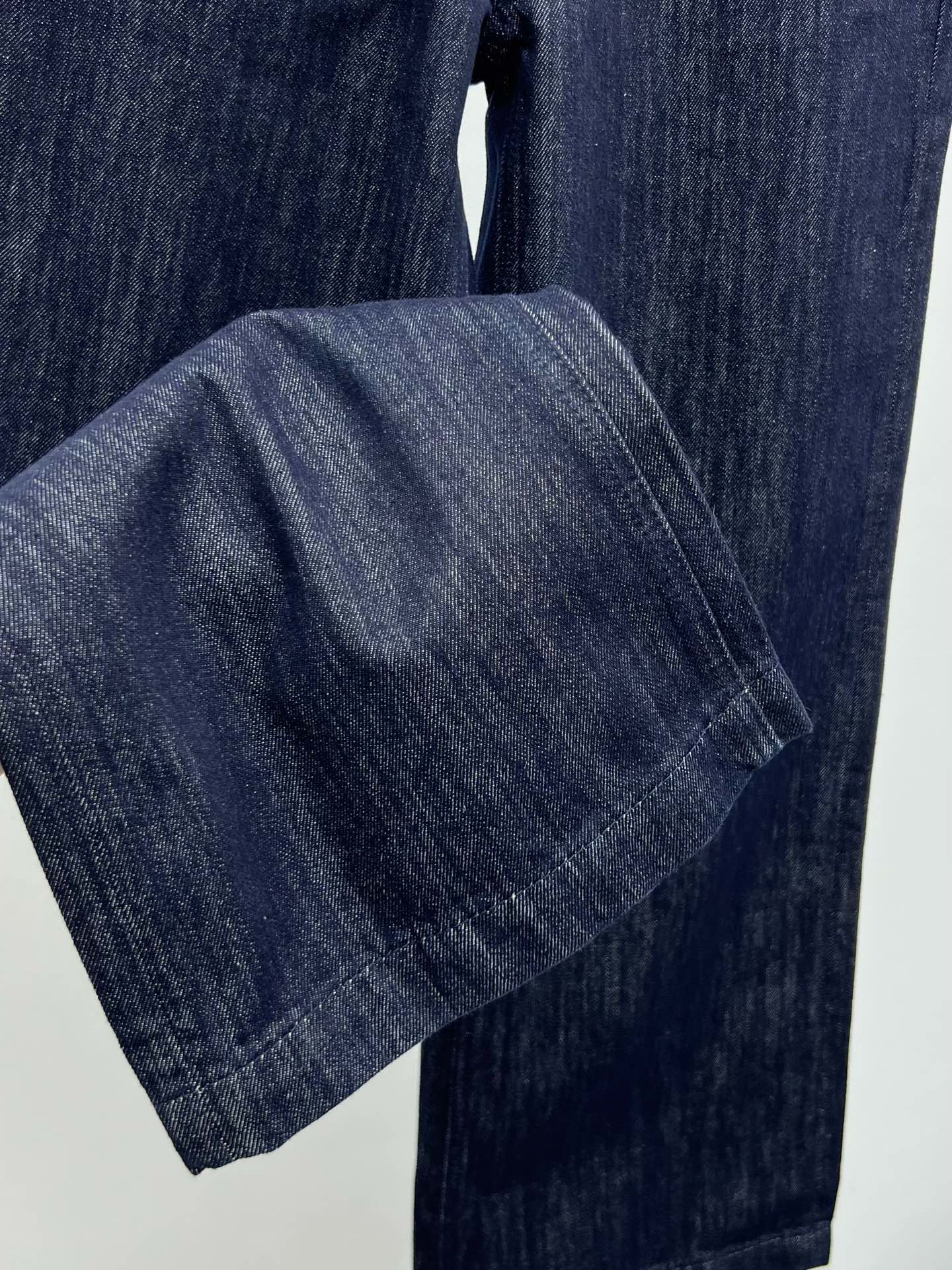 celin*金扣腰带阔腿裤选用棉质混纺原色牛仔面料打造高腰阔腿版型 利落剪裁打造流畅美感腰部饰以撞色皮标