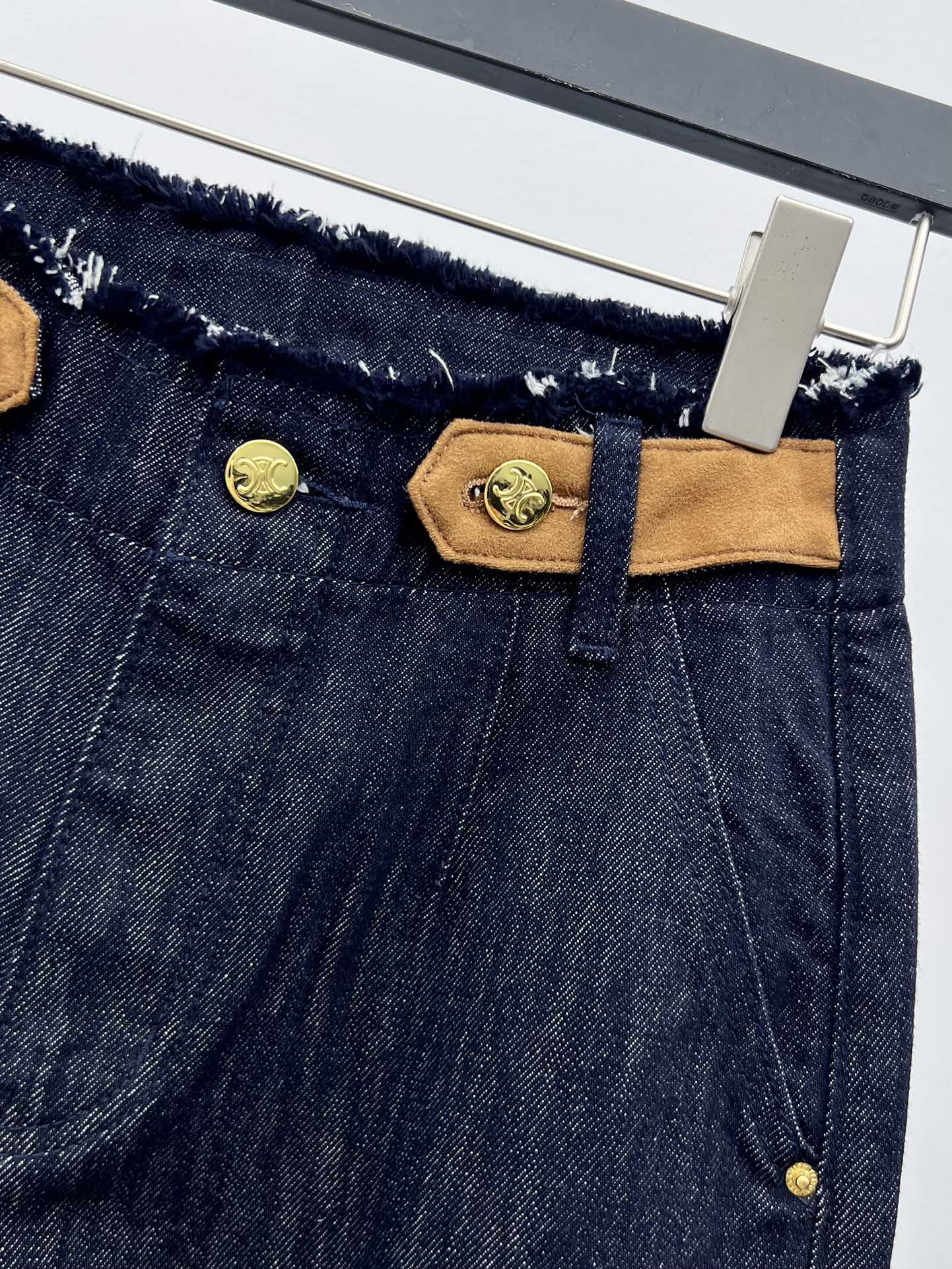 celin*金扣腰带阔腿裤选用棉质混纺原色牛仔面料打造高腰阔腿版型 利落剪裁打造流畅美感腰部饰以撞色皮标