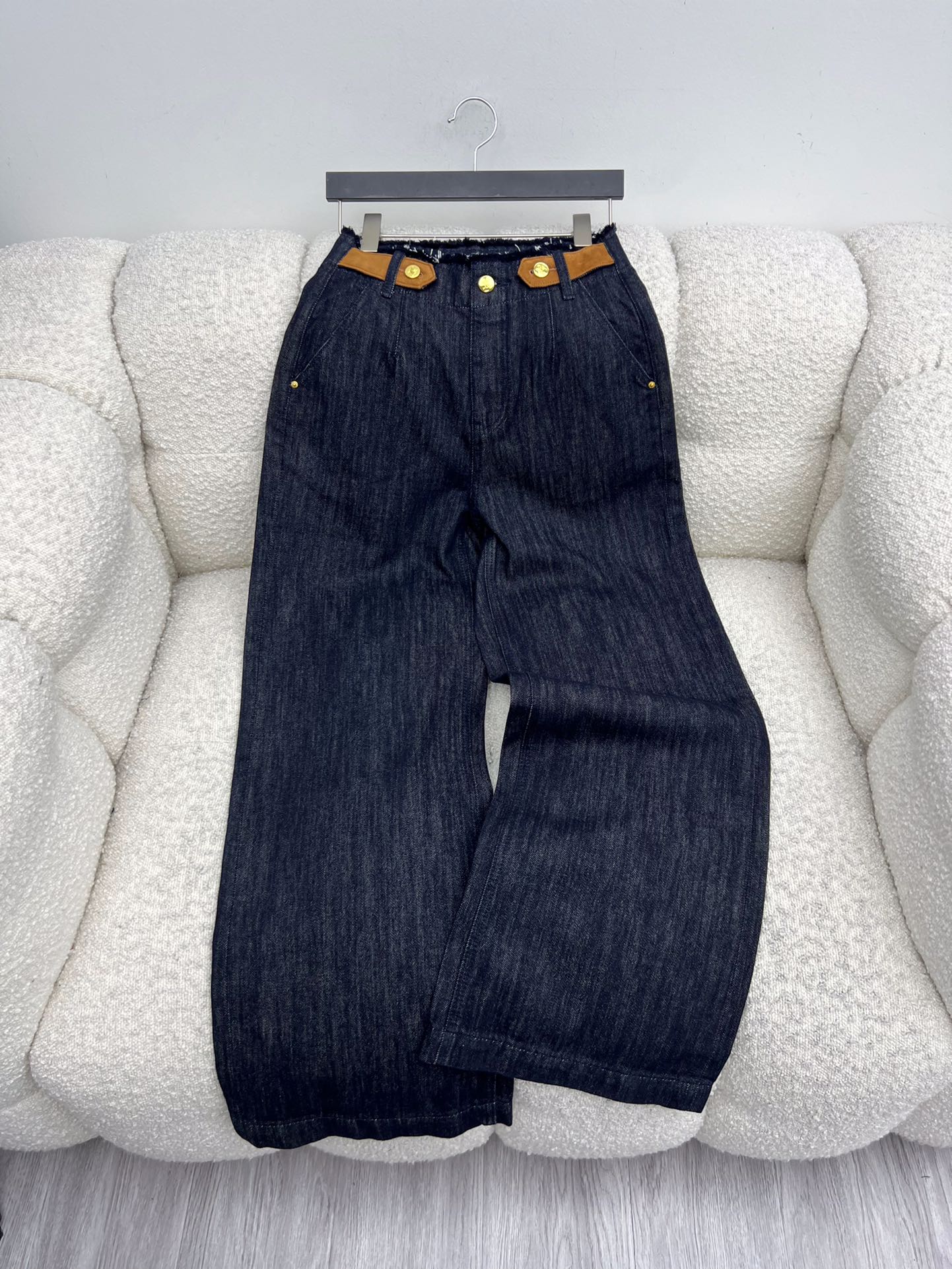 celin*金扣腰带阔腿裤选用棉质混纺原色牛仔面料打造高腰阔腿版型 利落剪裁打造流畅美感腰部饰以撞色皮标