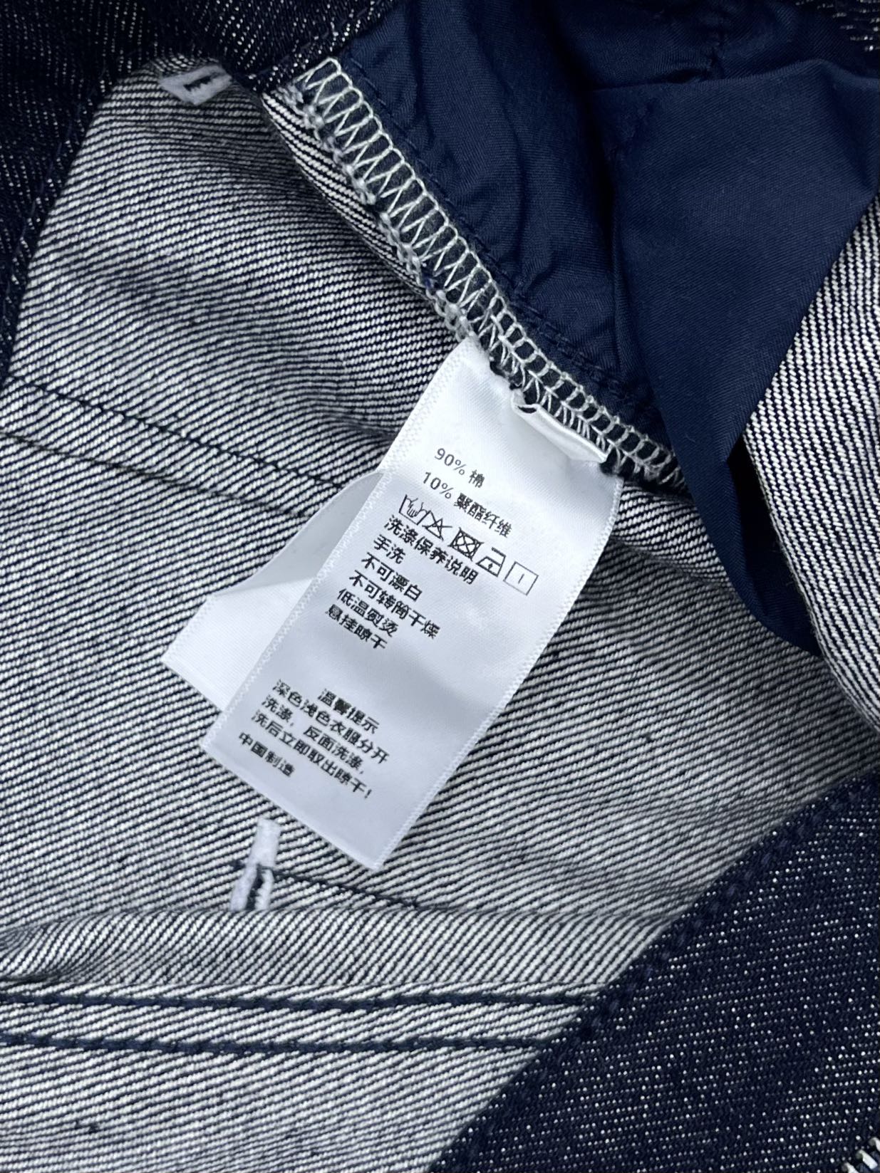 celin*金扣腰带阔腿裤选用棉质混纺原色牛仔面料打造高腰阔腿版型 利落剪裁打造流畅美感腰部饰以撞色皮标