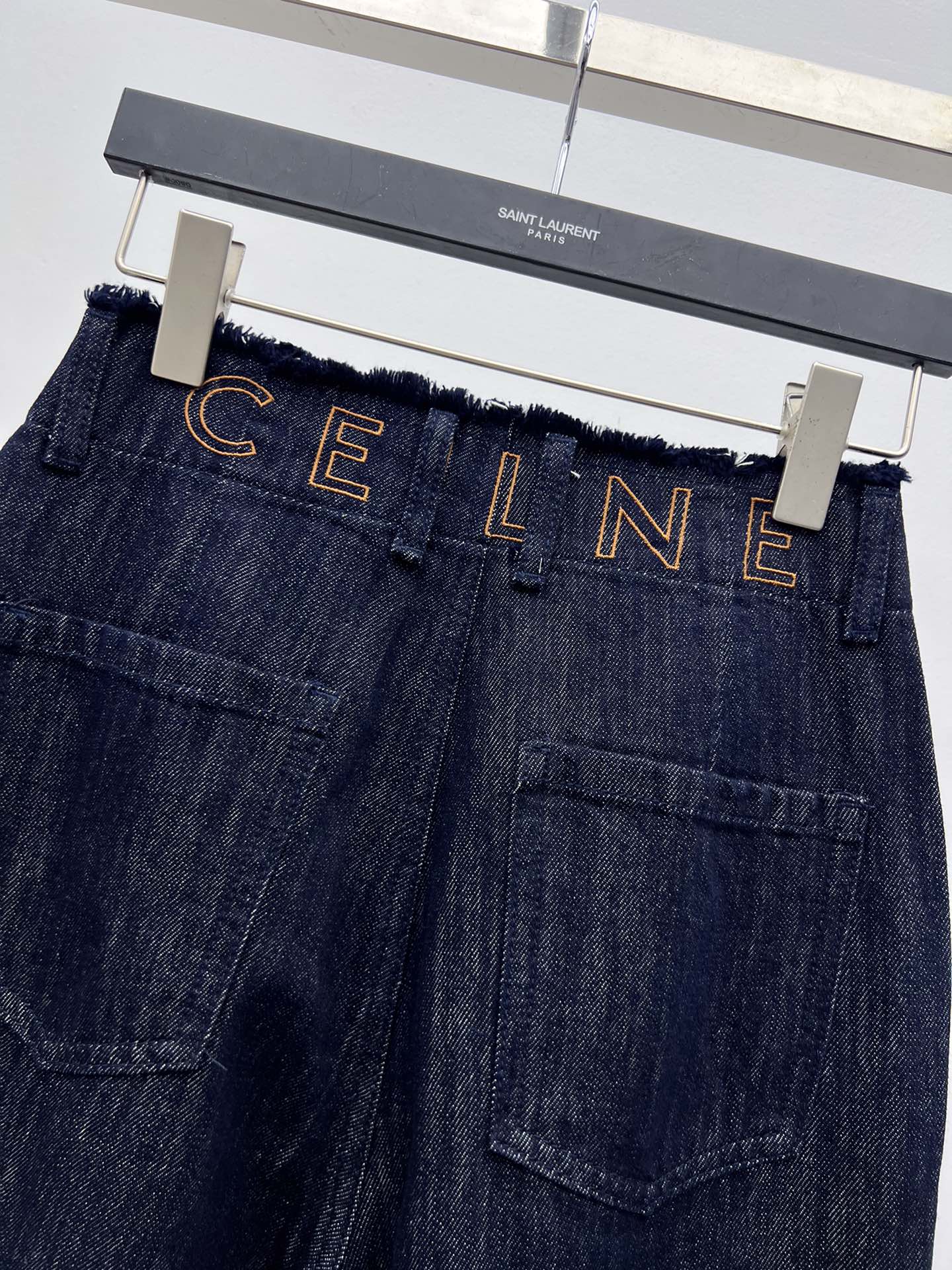 celin*金扣腰带阔腿裤选用棉质混纺原色牛仔面料打造高腰阔腿版型 利落剪裁打造流畅美感腰部饰以撞色皮标