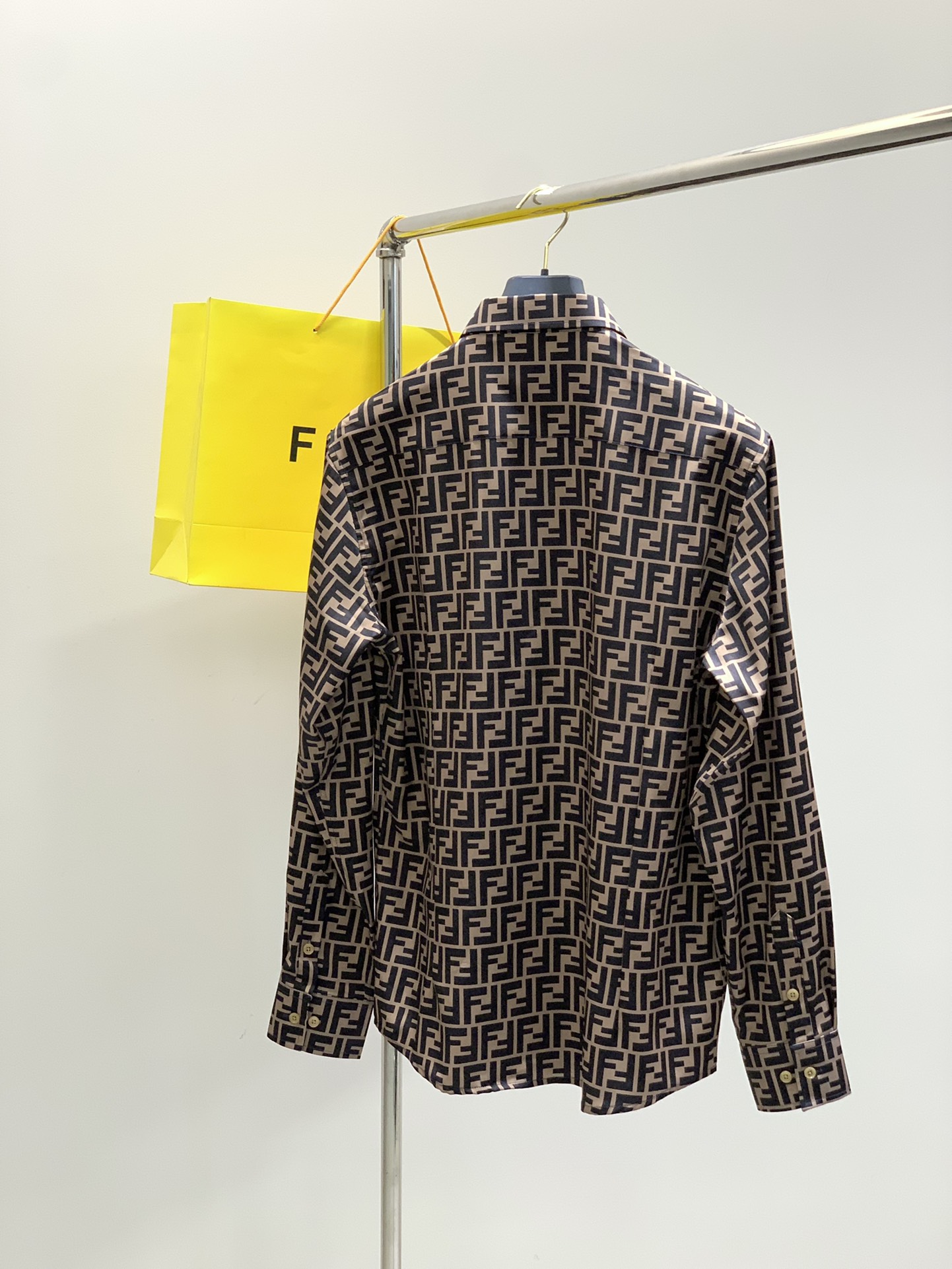 ，FENDI 芬迪，2025秋季最新品，专柜同步有售，原单狠货，时尚休闲长袖衬衫，进口原版面料，顶级印花