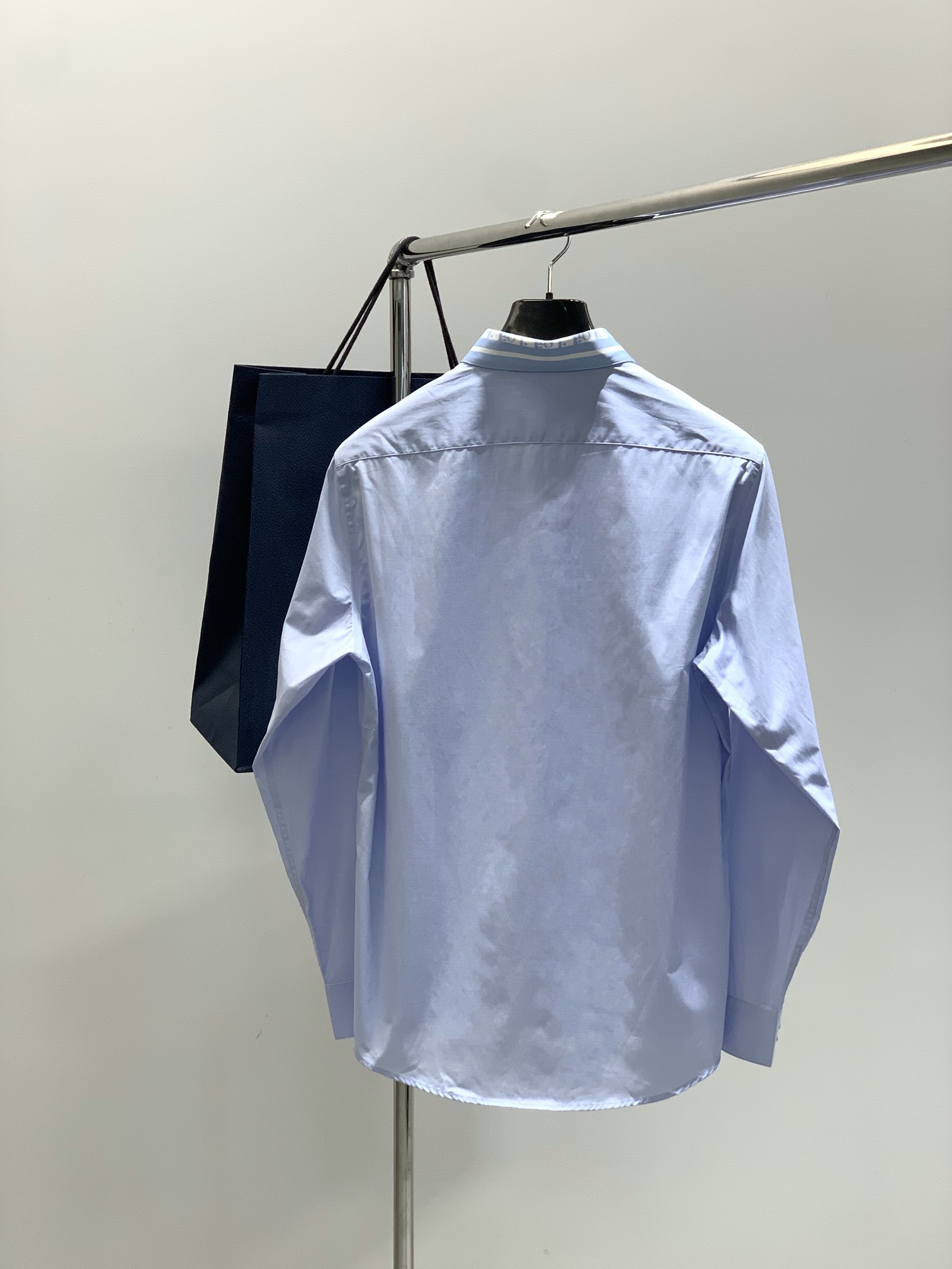 ，Dior 迪奥， 2025秋季新品，专柜同步有售，简约时尚休闲长袖衬衫，原版进口面料，舒适透气，精致刺