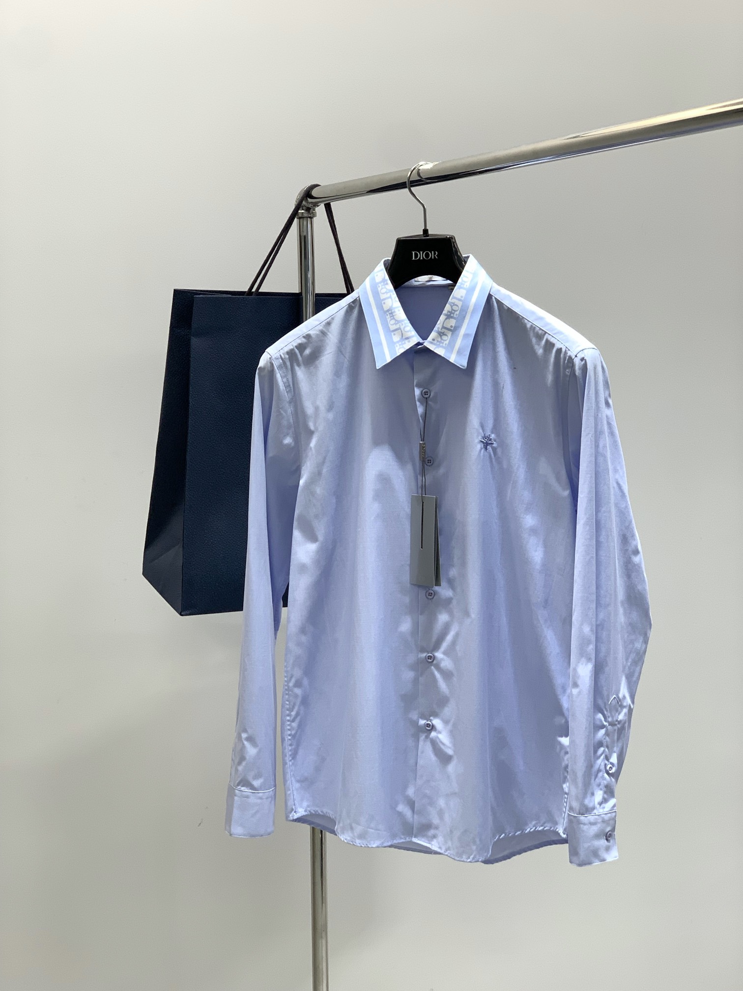 ，Dior 迪奥， 2025秋季新品，专柜同步有售，简约时尚休闲长袖衬衫，原版进口面料，舒适透气，精致刺