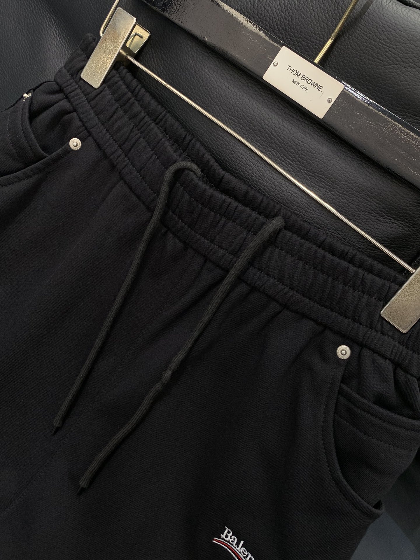 ，Balenciaga 巴黎世家，2025秋季最新品，专柜同步有售，原单狠货，时尚休闲裤，进口原版水洗弹