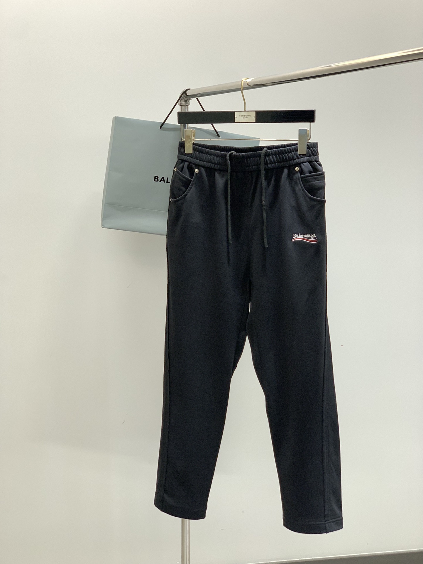 ，Balenciaga 巴黎世家，2025秋季最新品，专柜同步有售，原单狠货，时尚休闲裤，进口原版水洗弹