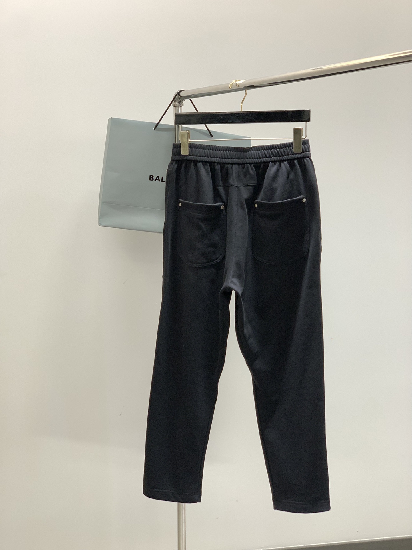 ，Balenciaga 巴黎世家，2025秋季最新品，专柜同步有售，原单狠货，时尚休闲裤，进口原版水洗弹