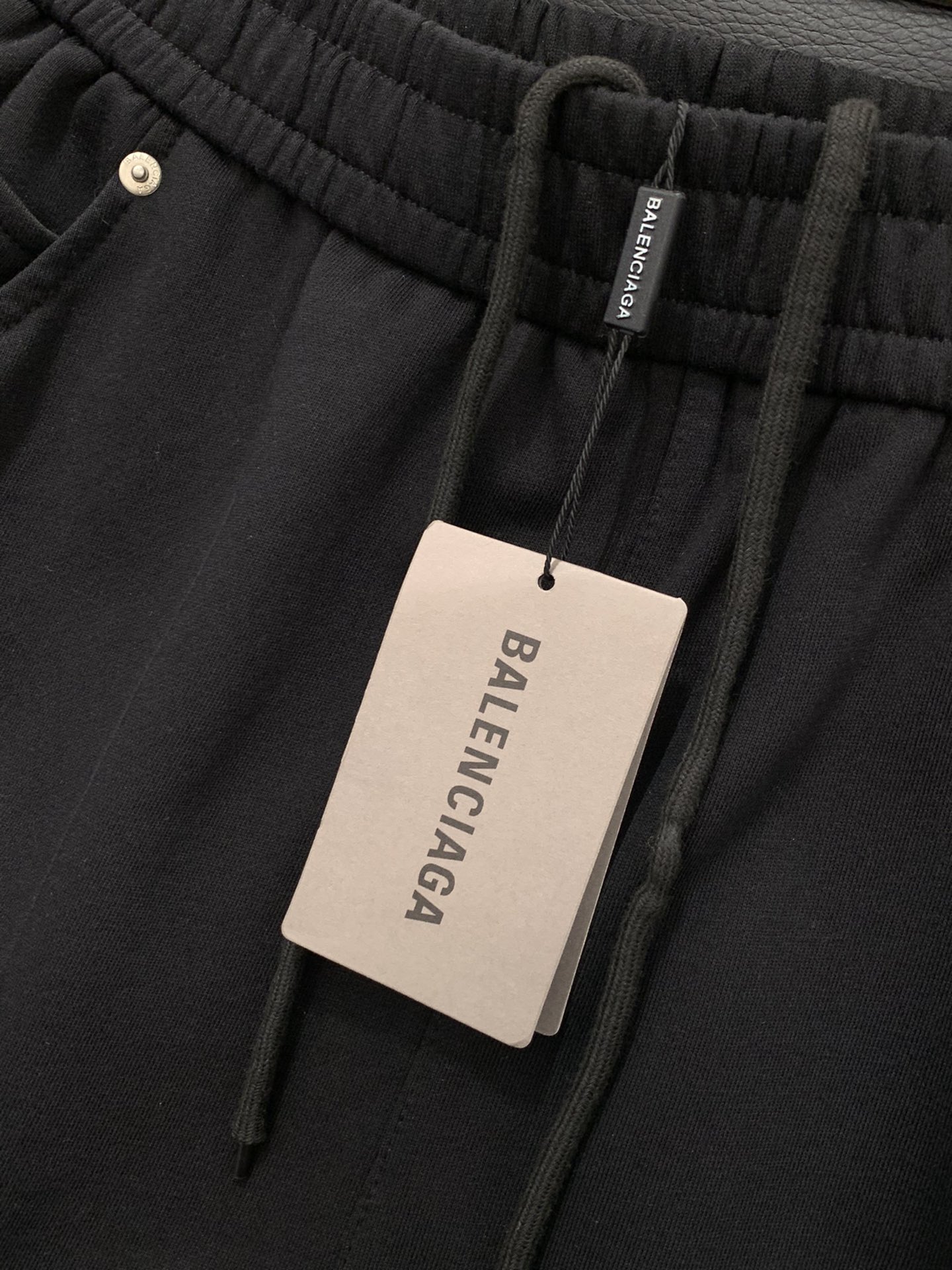 ，Balenciaga 巴黎世家，2025秋季最新品，专柜同步有售，原单狠货，时尚休闲裤，进口原版水洗弹