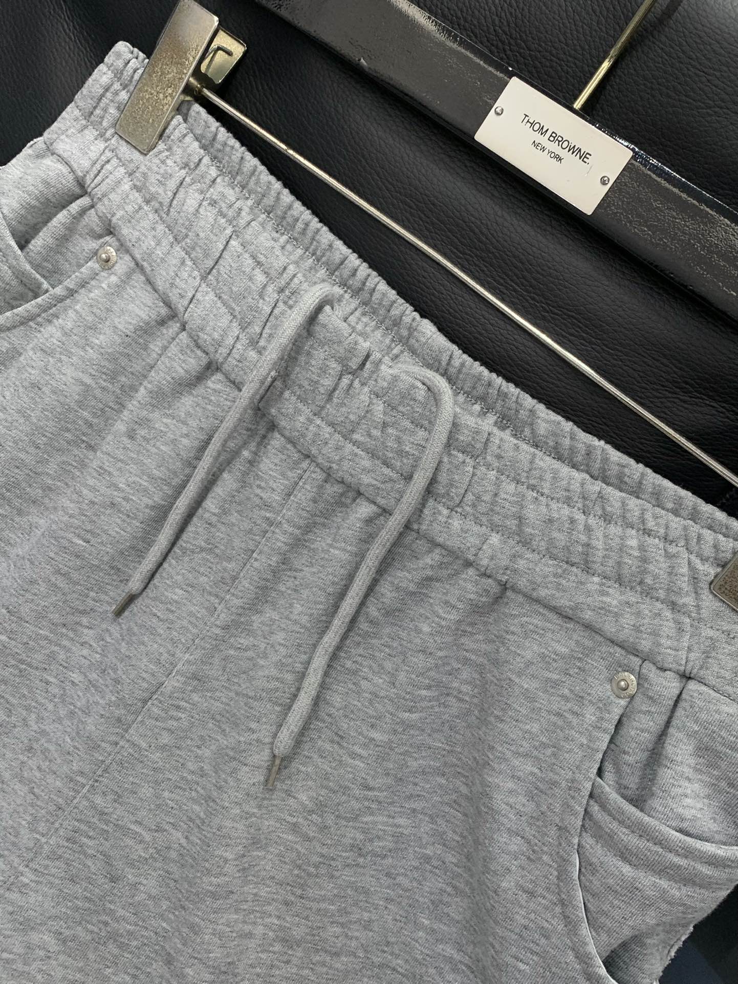 ，Balenciaga 巴黎世家，2025秋季最新品，专柜同步有售，原单狠货，时尚休闲裤，进口原版水洗弹