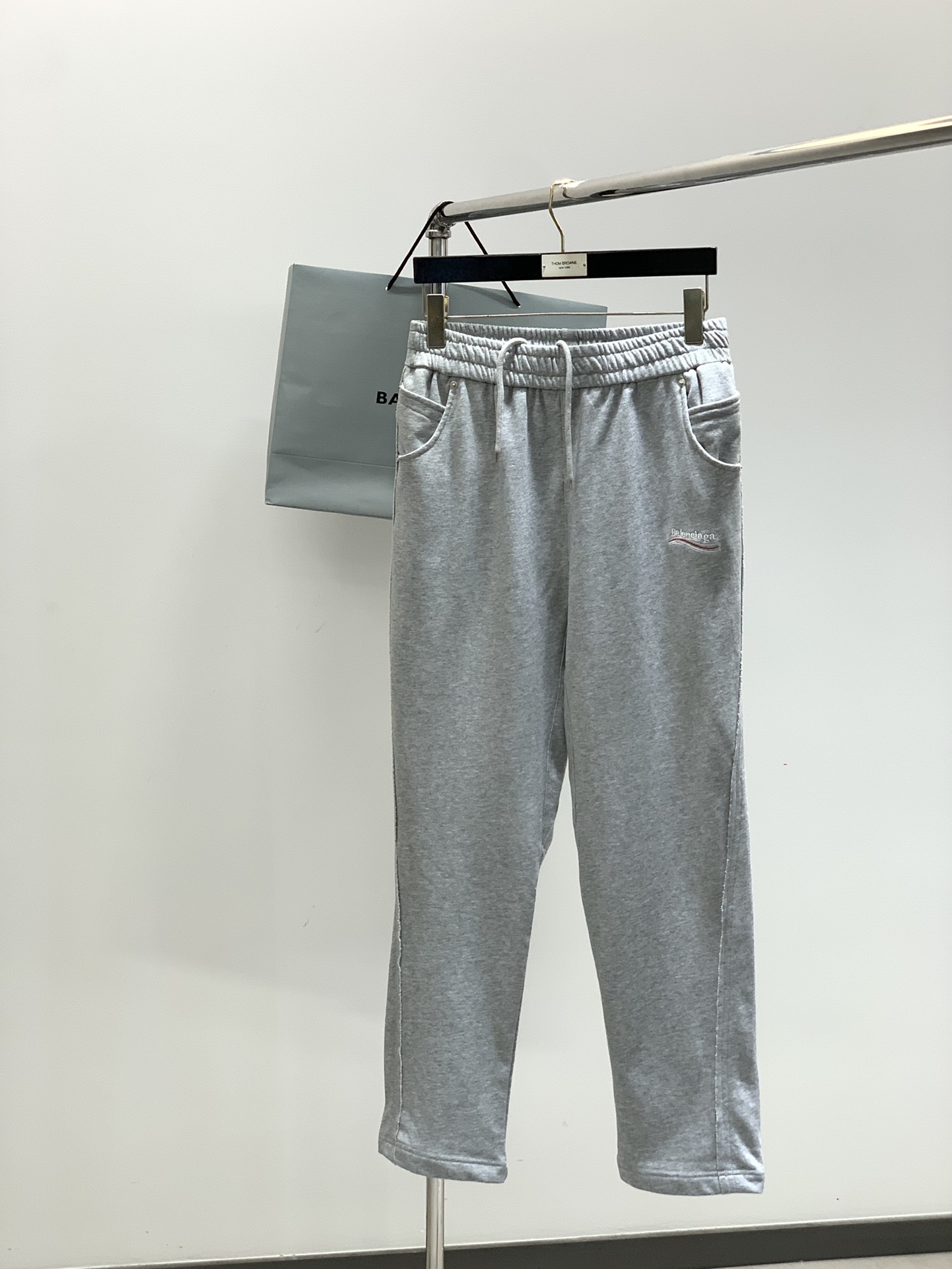 ，Balenciaga 巴黎世家，2025秋季最新品，专柜同步有售，原单狠货，时尚休闲裤，进口原版水洗弹