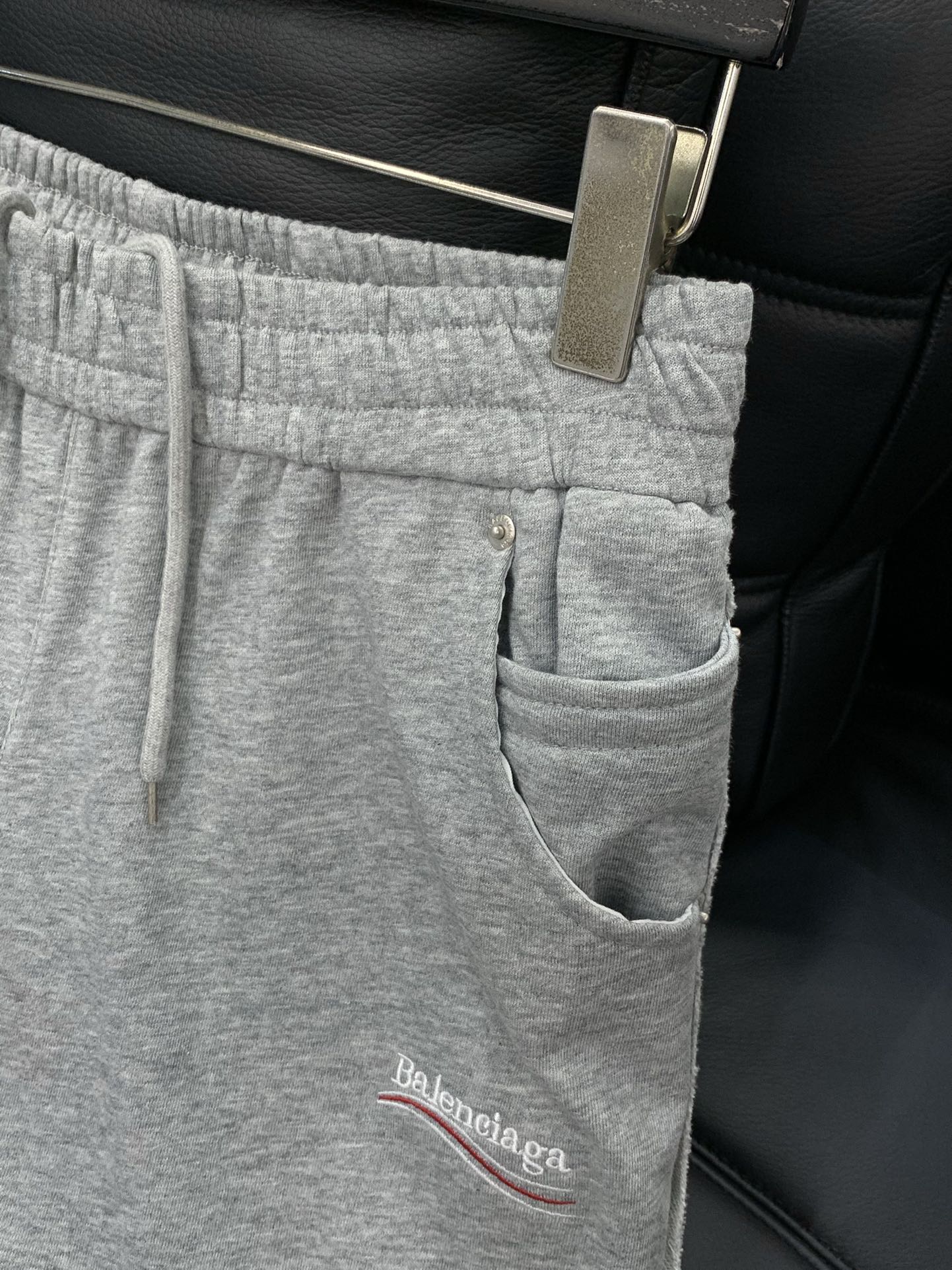 ，Balenciaga 巴黎世家，2025秋季最新品，专柜同步有售，原单狠货，时尚休闲裤，进口原版水洗弹