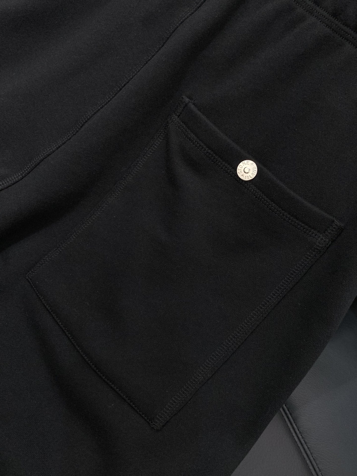 ，Stone Island石头岛，2025秋季最新款，专柜同步有售，原单狠货，爆款时尚休闲裤，进口原版面