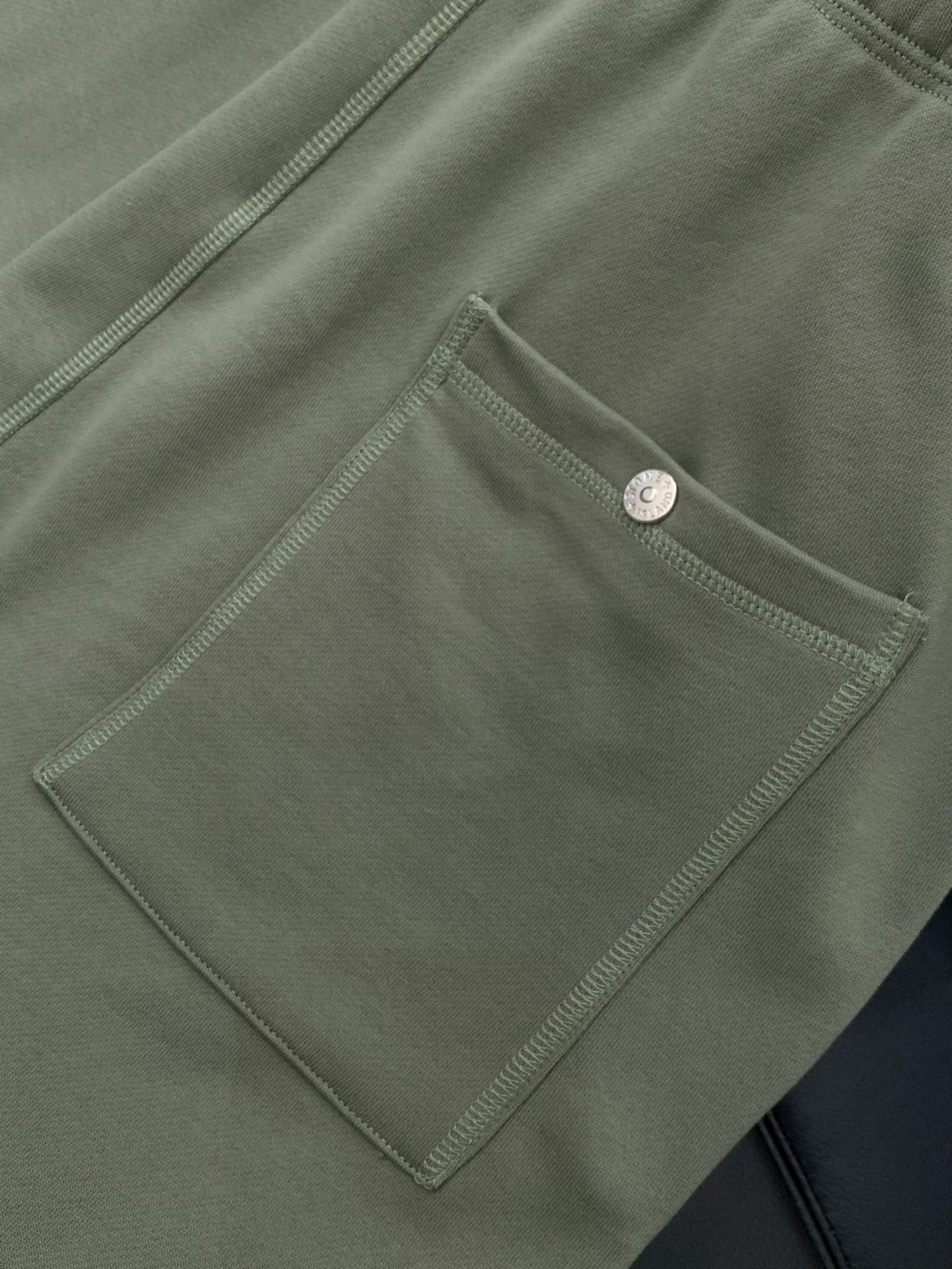 ，Stone Island石头岛，2025秋季最新款，专柜同步有售，原单狠货，爆款时尚休闲裤，进口原版面