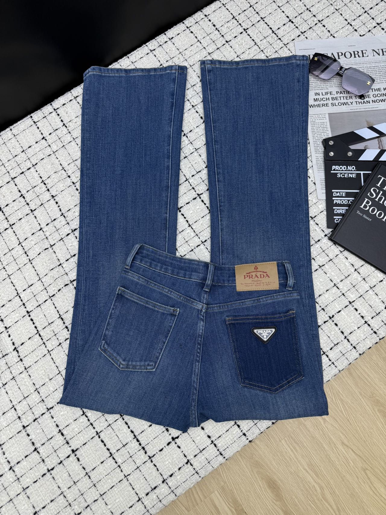 NO:507028,Prad*25 new model, classic logo versatile king, back pocket contrast color washing design, l micro-flare jeans, upper body is supermodel legs, pants are slightly flare tailored, upper body looks thin and long legs, more importantly, all kinds of versatile, absolutely easy to wear, fabric is elastic and very comfortable, invincible wearing experience, retro and stylish, one color 26-27-28-29-30.,,prada,jeans,alexander wang19860909Prad*25新款 经典logo百搭王 后口袋撞色洗水设计l微喇牛仔裤 上身就是超模腿 裤型是微喇剪裁 上身显得腿又细又长 更重要的是各种百搭 绝对的好穿好搭配 面料带有弹性非常舒服 无敌穿着体验 复古有型 一色26-27-28-29-30.,,prada,jeans,alexander wang,Women's clothing