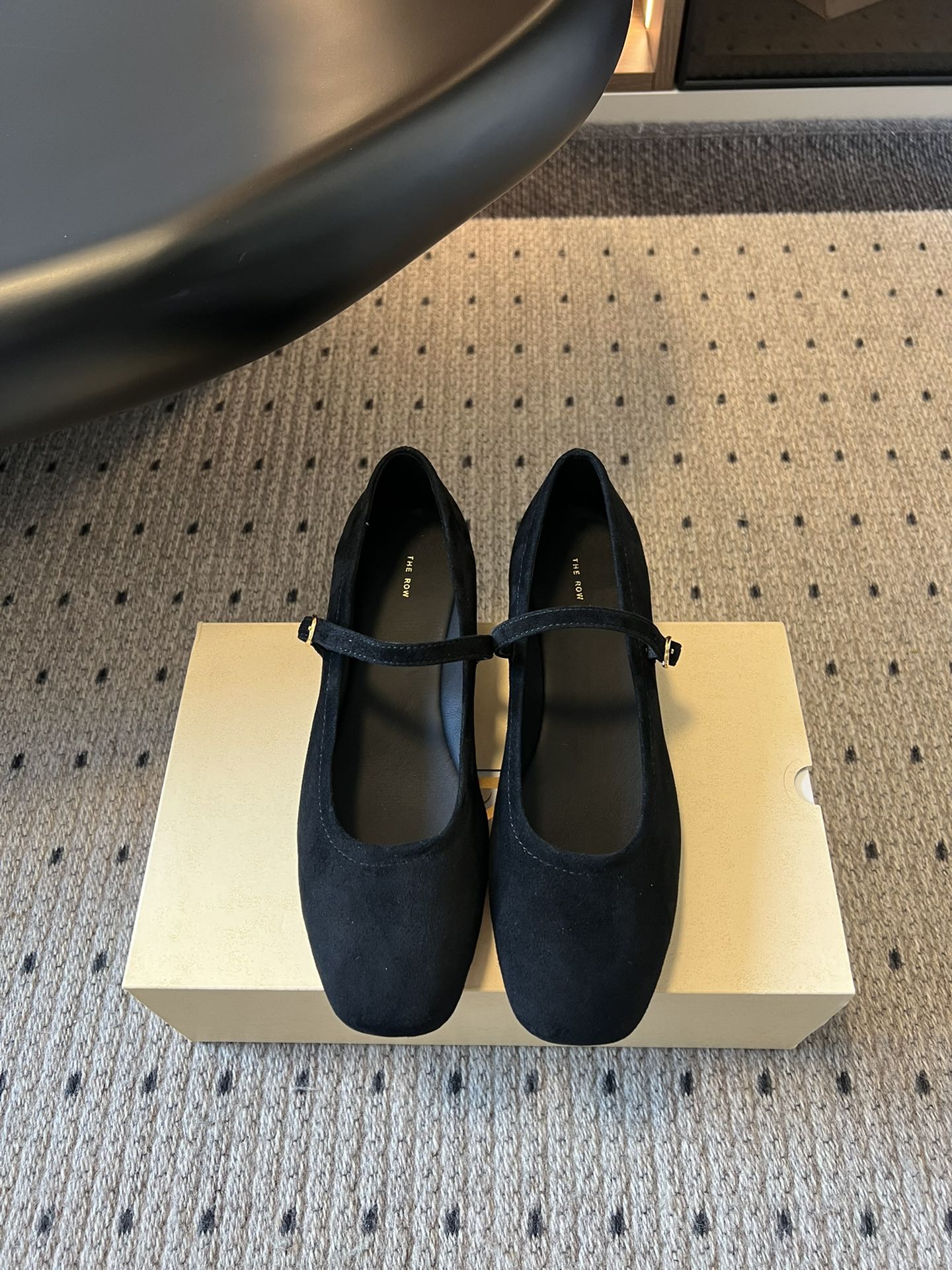 NO:545866,The ro* new Mary Jane single shoes made of suede material, available in dark brown and black, with delicate texture and high-end feel. It adopts a square head design, retro and elegant; it is matched with a metal buckle, simple and yet exquisite; it is a low-heel design that takes into account comfort and elegance. It can be matched with off-white or light khaki straight-leg pants, and the top is knitted sweater of the same color to create a simple and high-end commuting style; it can also be combined with a black velvet skirt and a white shirt to go to a retro and elegant French style. It is matched with a black leggings and a black suit jacket to create a capable workplace image; or it is matched with a floral dress to add a touch of retro and sweetness. Upper tung velvet inner cowhide, outsole Italian leather sole size35-40 (40 custom-made, non-return and exchange), single shoes, mary  jane,skirts,jackets & coats,shirts,business suit,cowhide,chamois leather19860909莞产 The ro* 新款玛丽珍单鞋 采用麂皮材质,有深棕色和黑色可选,质感细腻且富有高级感.采用方头设计,复古优雅；搭配金属扣饰的玛丽珍带,简约又不失精致感；低跟设计,兼顾舒适与优雅. 可与米白色或浅卡其色的直筒裤搭配,上衣选择同色系的针织衫,打造简约高级的通勤风；也可与黑色丝绒半身裙组合,搭配白色衬衫,走复古优雅的法式风格.与黑色紧身裤和黑色西装外套搭配,塑造干练的职场形象；或与碎花连衣裙搭配,增添一丝复古甜美的气息. 鞋面胎牛绒 内里牛皮 大底意大利真皮底 size35-40（40定制不退换）,单鞋,mary jane,skirts,jackets & coats,shirts,business suit,cowhide,chamois leather,Women's Shoes