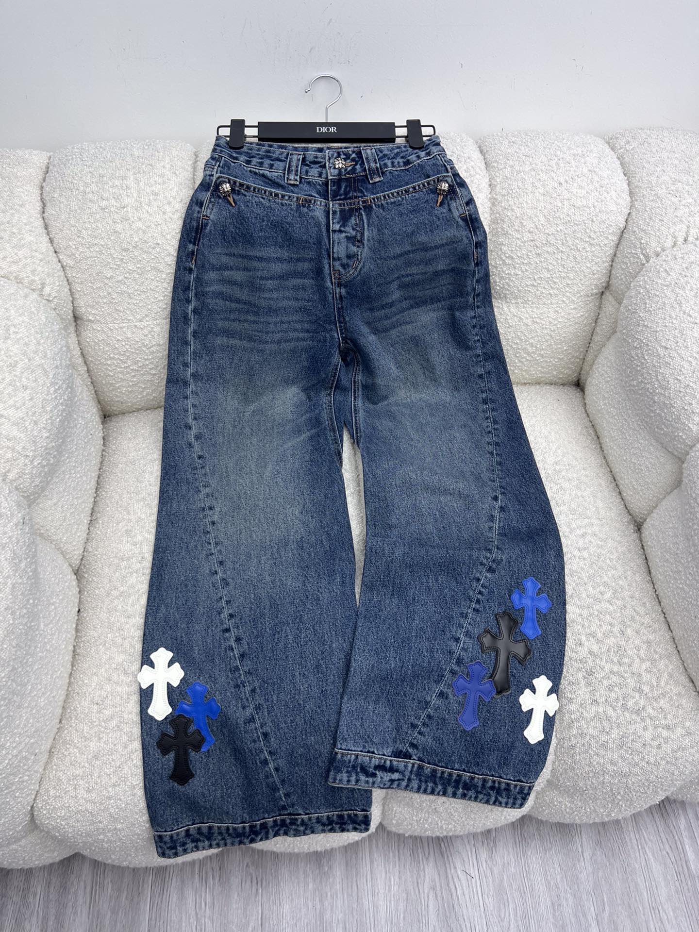 Chrome heart*拼皮十字架阔腿裤牛仔裤选用水洗做旧蓝棉质牛仔面料配有撞色彩色拼皮十字架贴牌版型