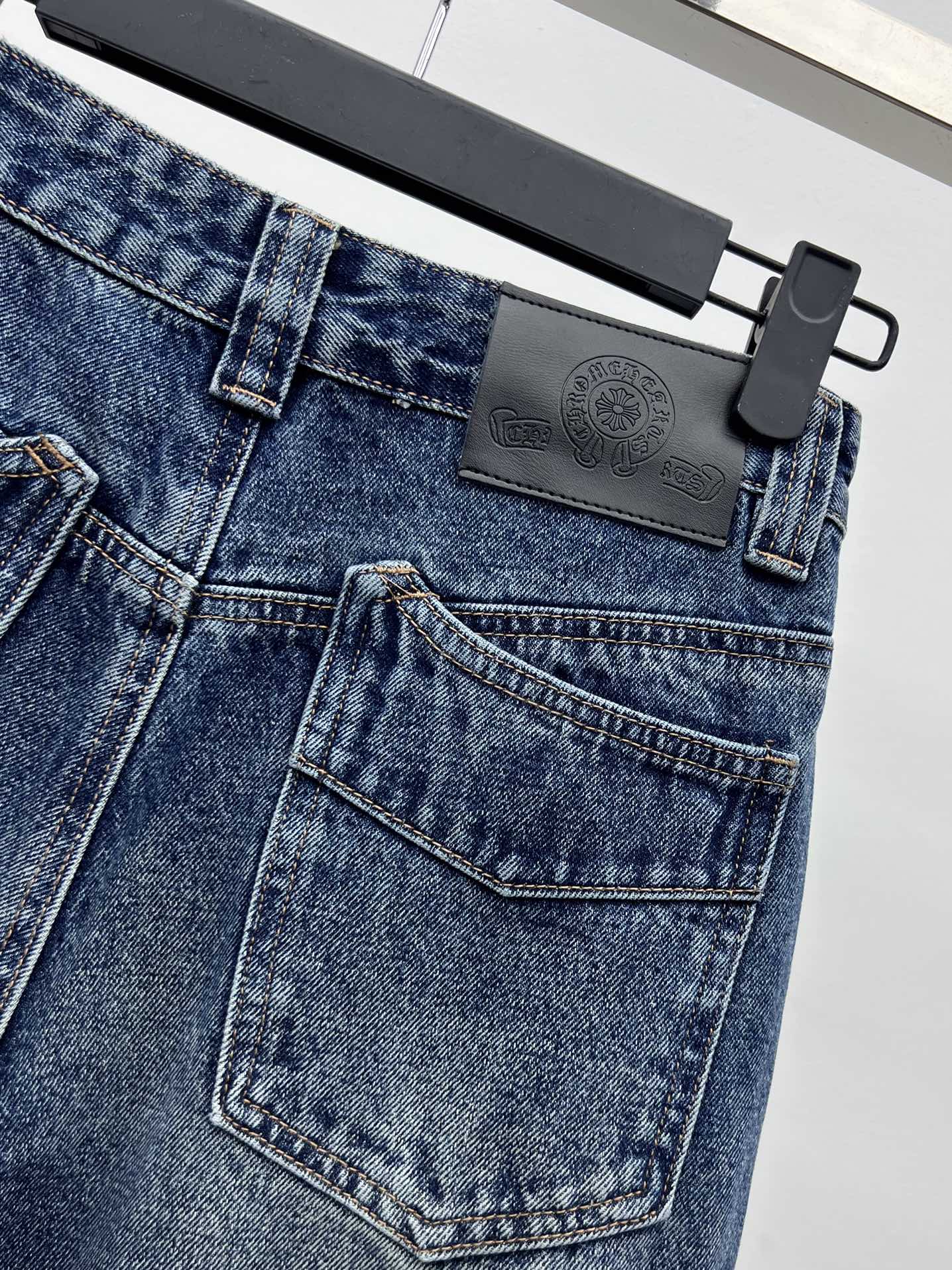 Chrome heart*拼皮十字架阔腿裤牛仔裤选用水洗做旧蓝棉质牛仔面料配有撞色彩色拼皮十字架贴牌版型