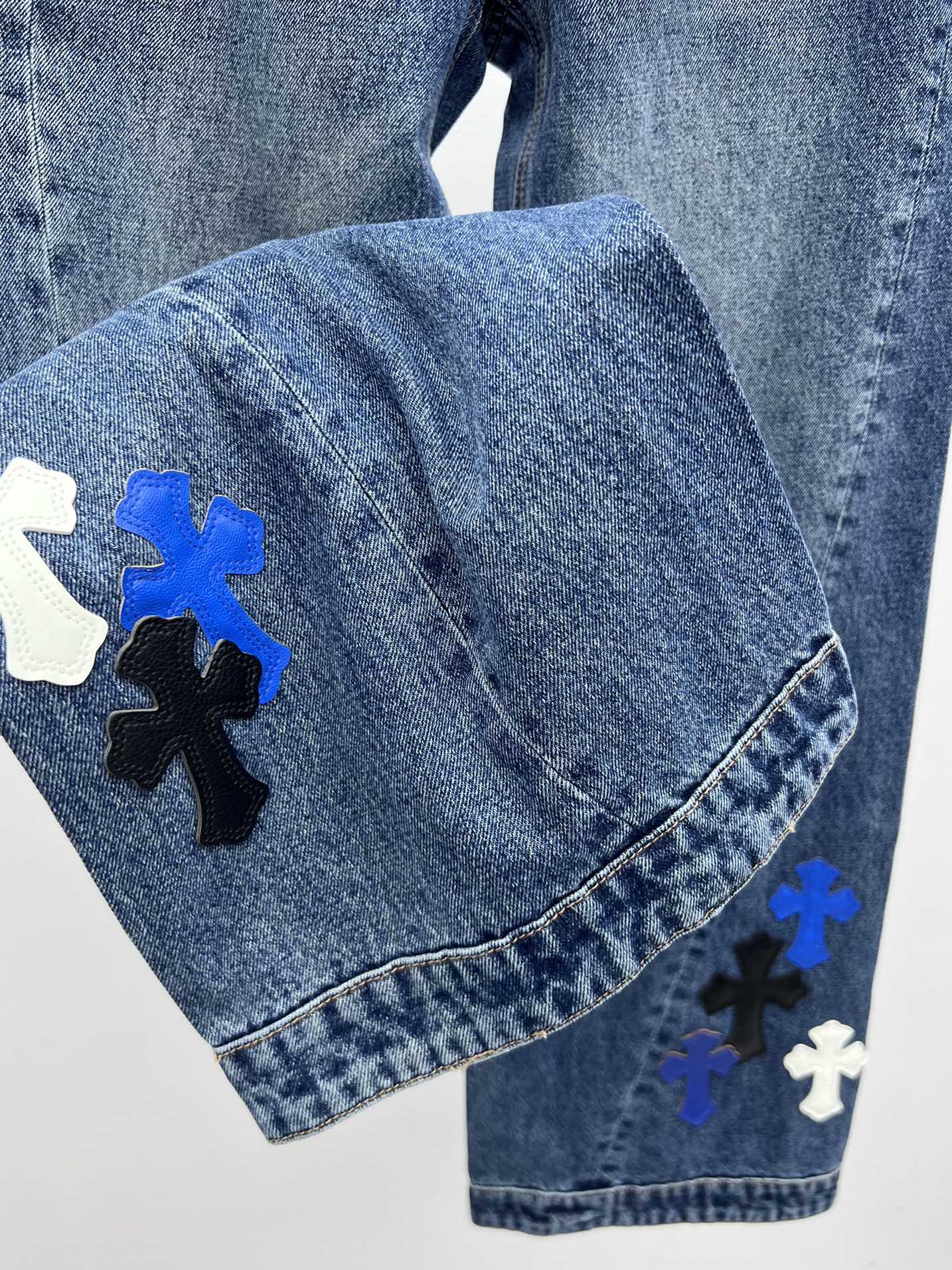 Chrome heart*拼皮十字架阔腿裤牛仔裤选用水洗做旧蓝棉质牛仔面料配有撞色彩色拼皮十字架贴牌版型